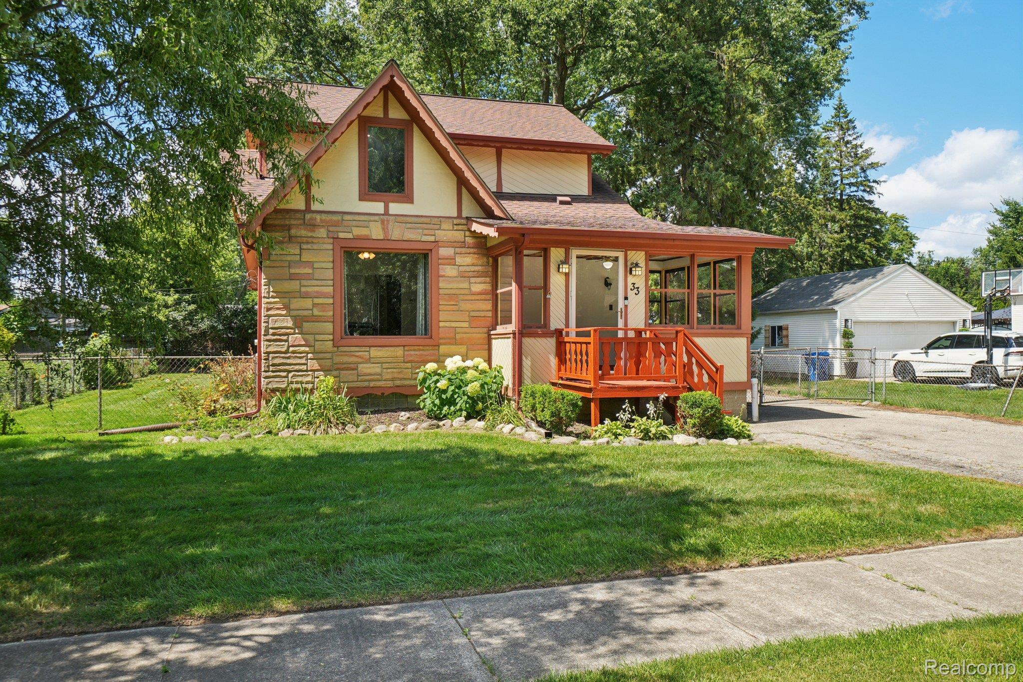 33 Goldner Avenue