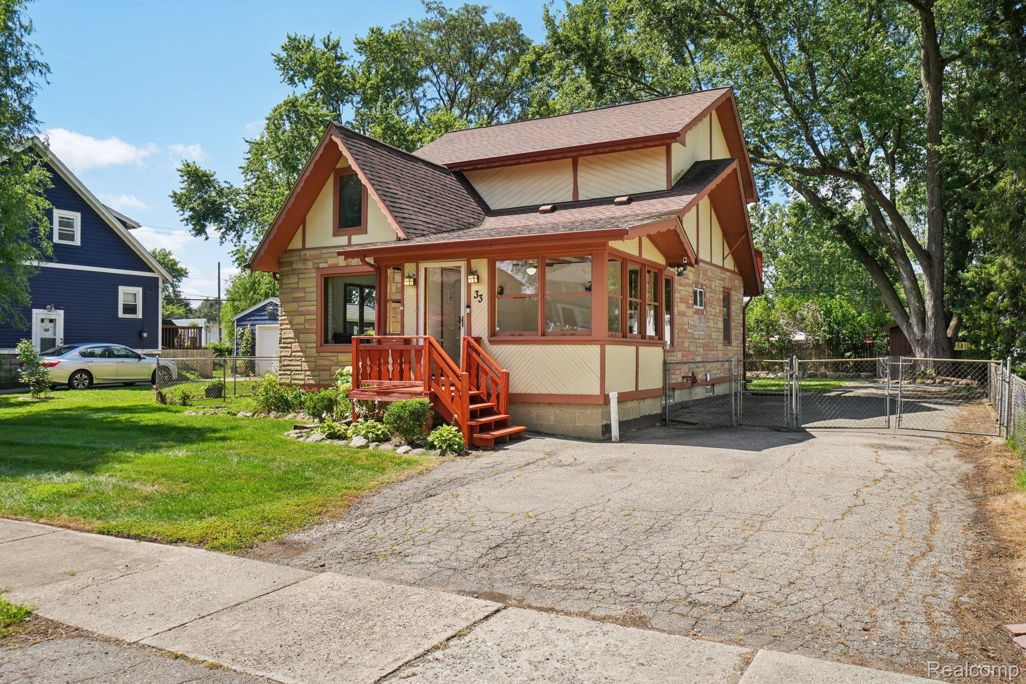 33 Goldner Avenue