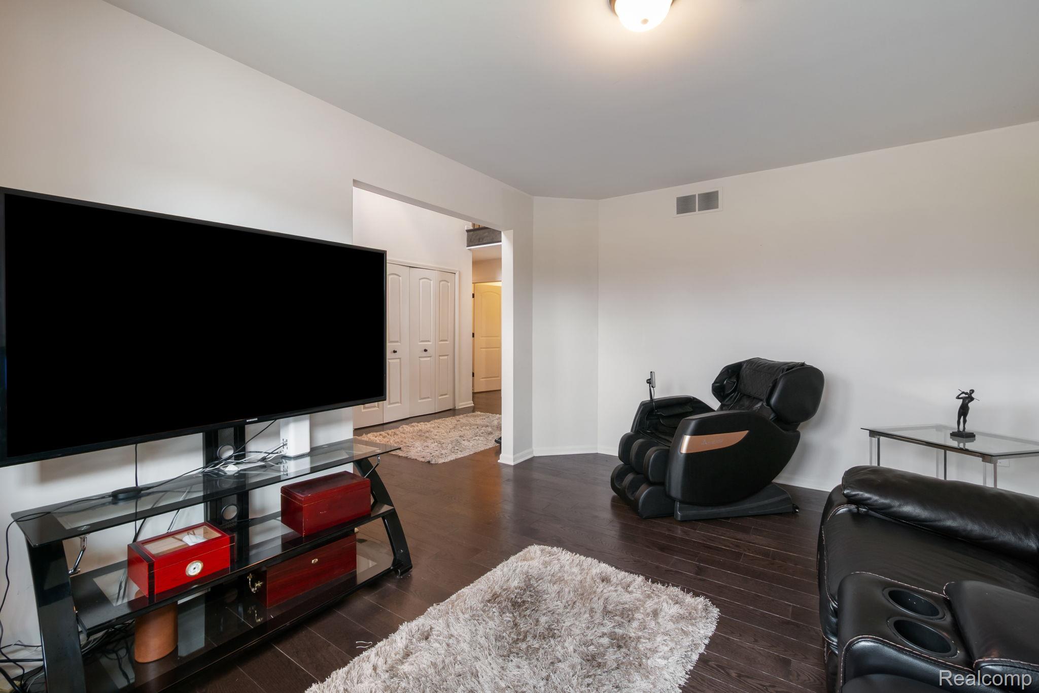 2495 Knollwood Drive