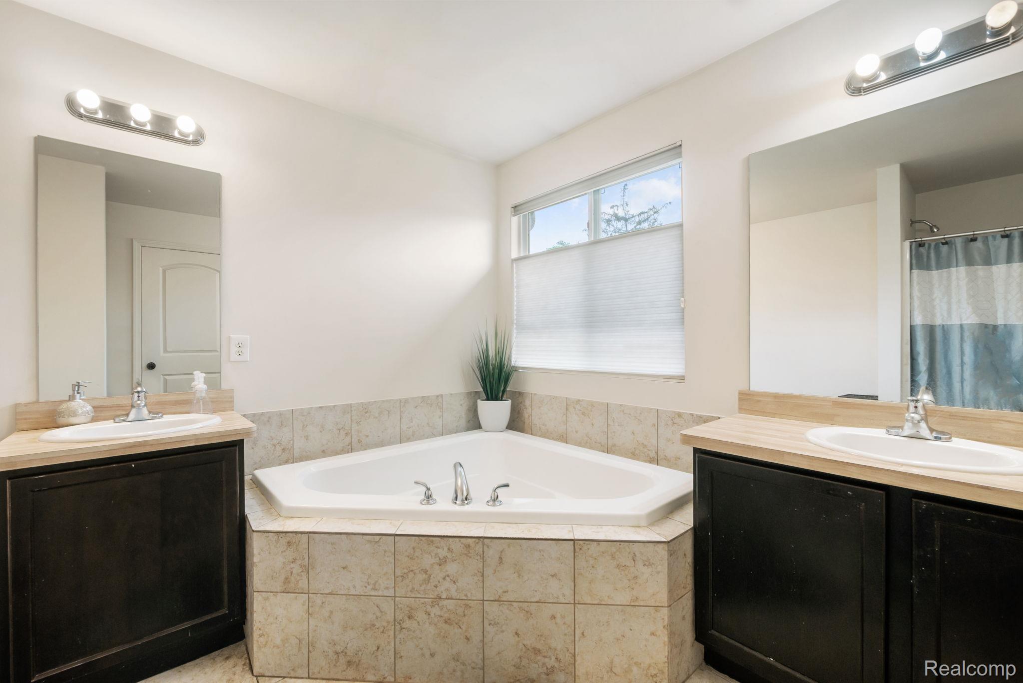 2495 Knollwood Drive
