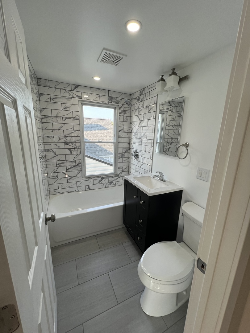 11138 S Avenue M Unit: 2