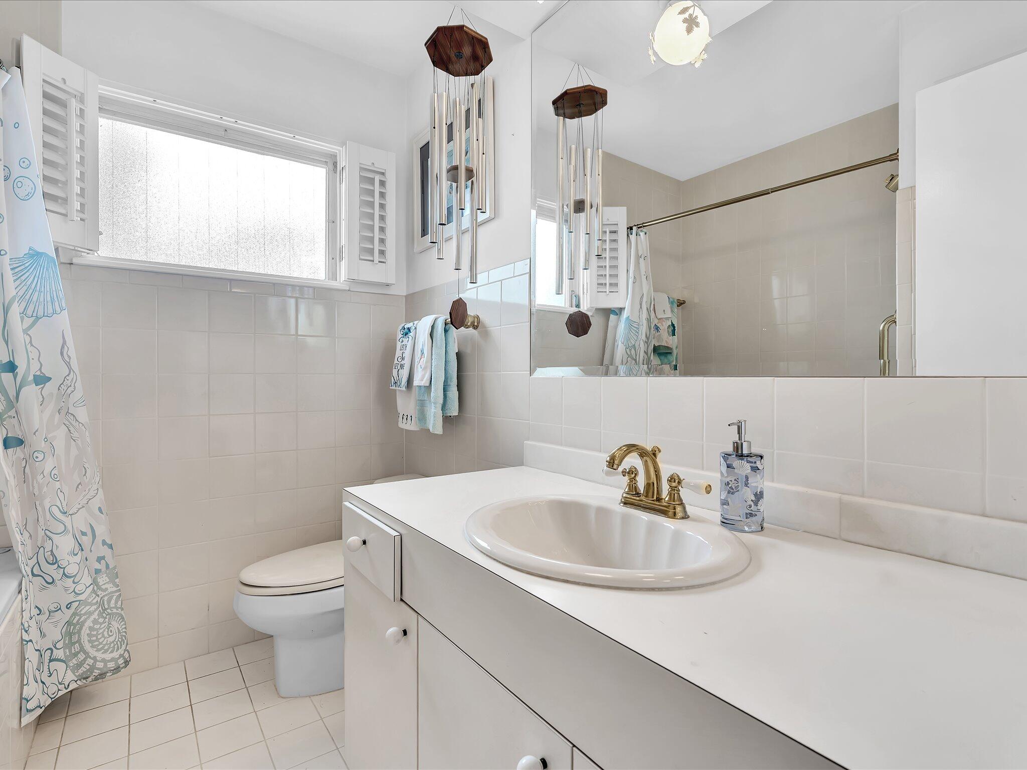 2121 NE 52ND Street