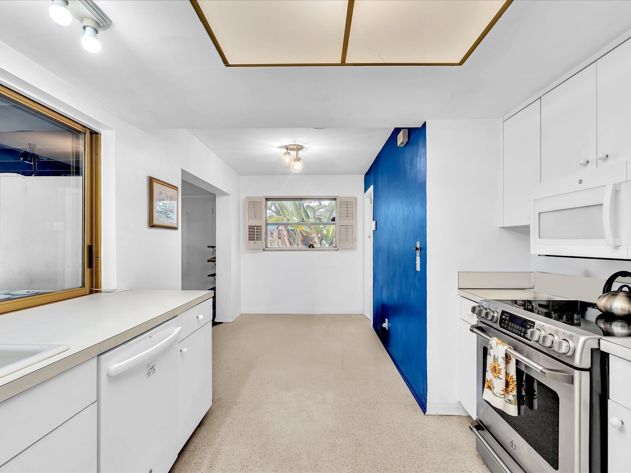 2121 NE 52ND Street