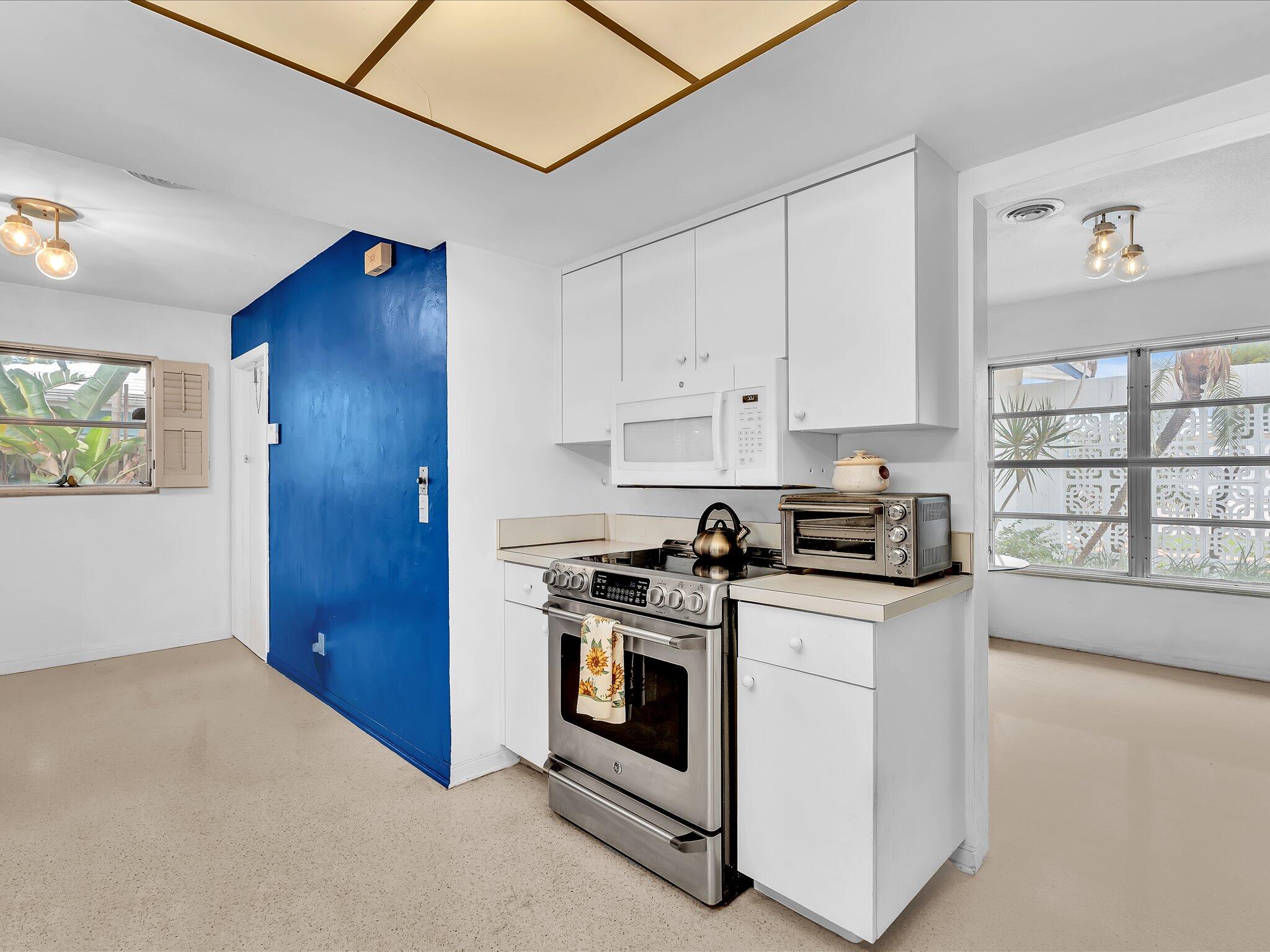 2121 NE 52ND Street