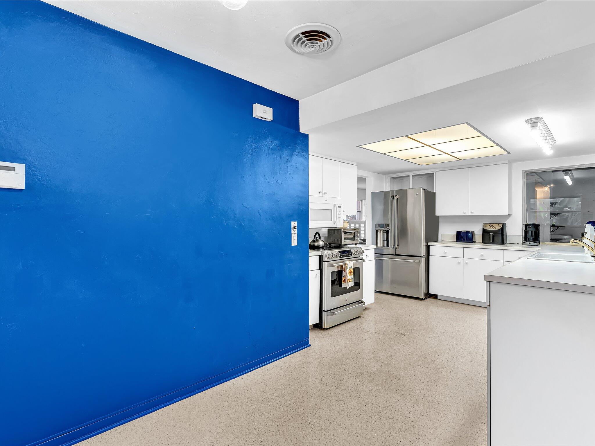 2121 NE 52ND Street