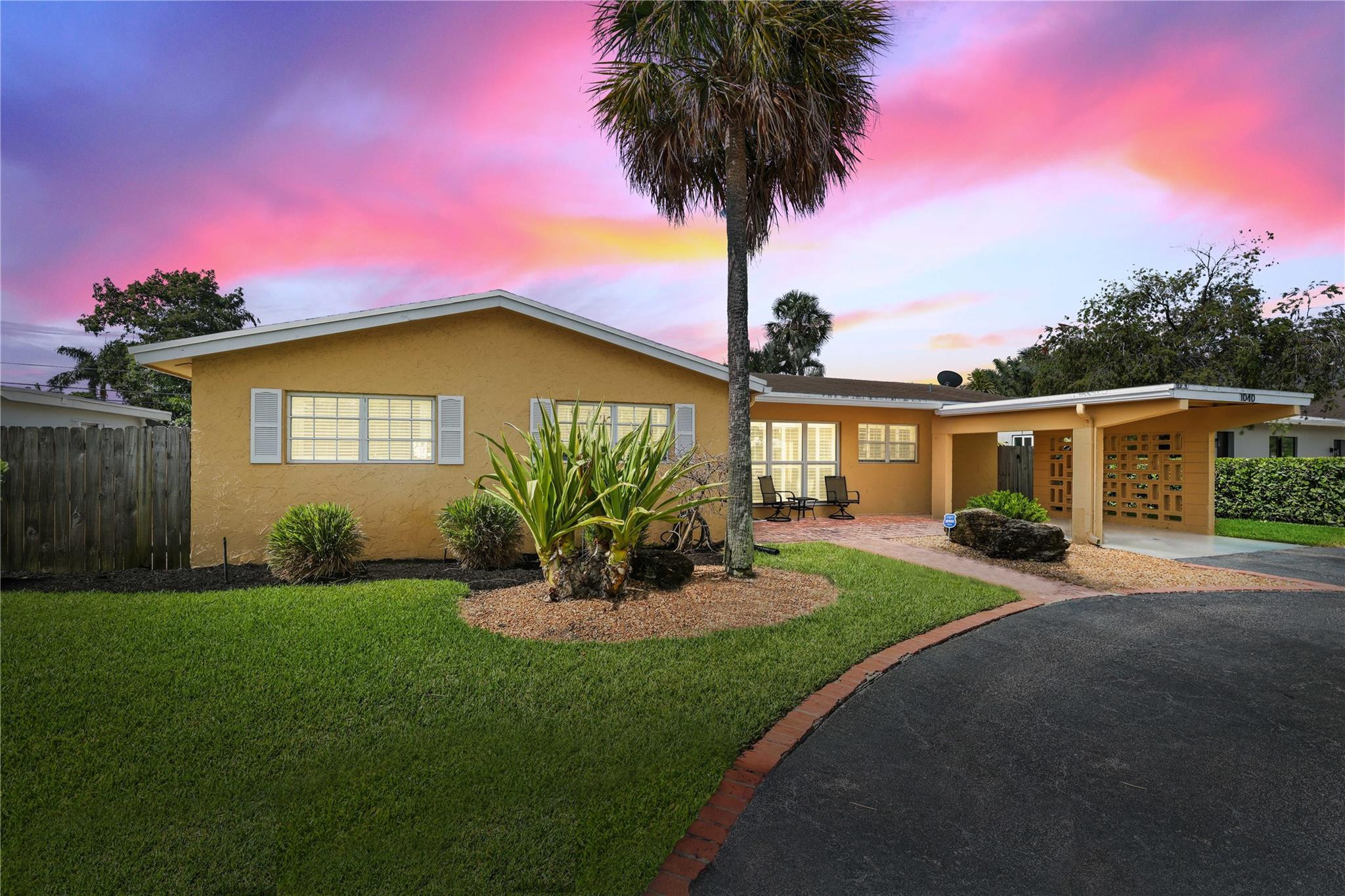 1040 W Camino Real