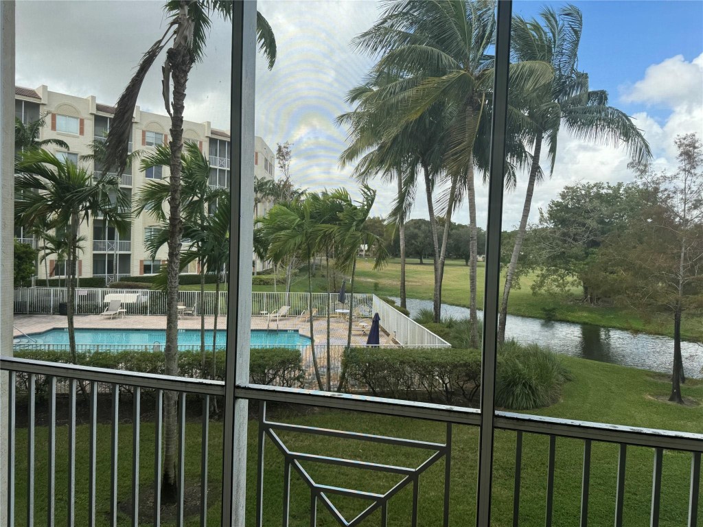 3500 Oaks Clubhouse Dr 204