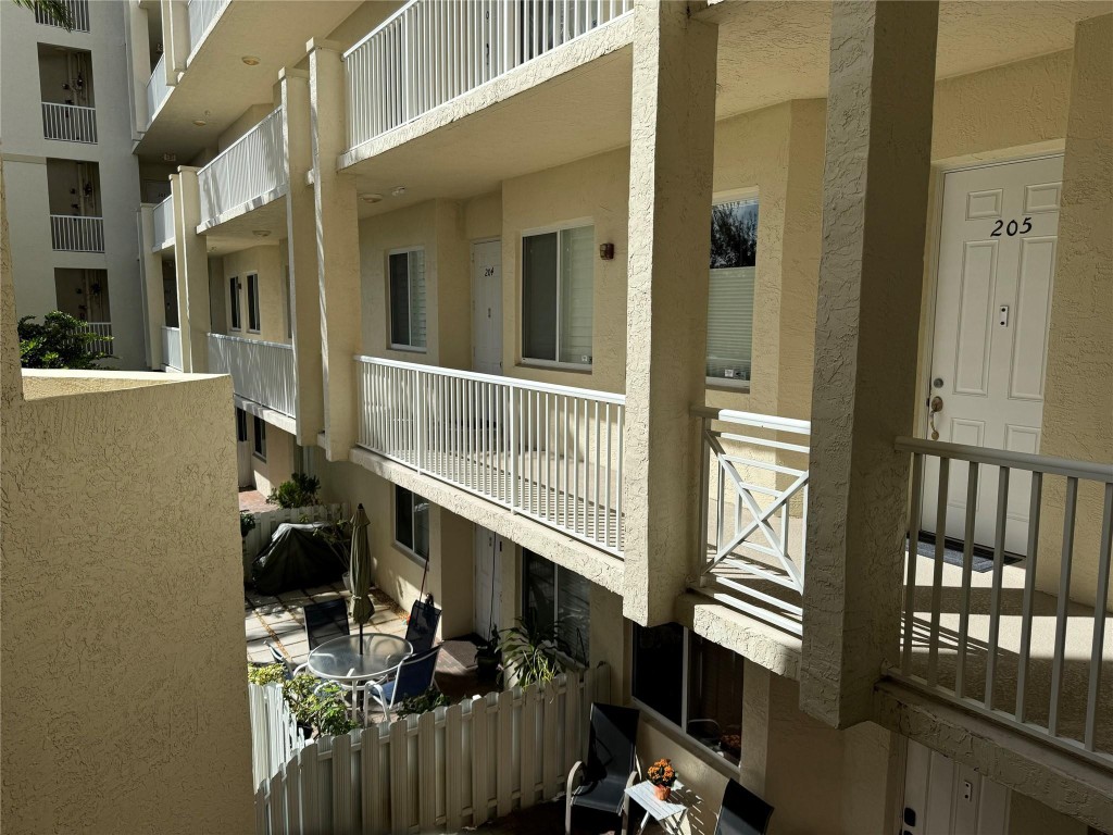 3500 Oaks Clubhouse Dr 204