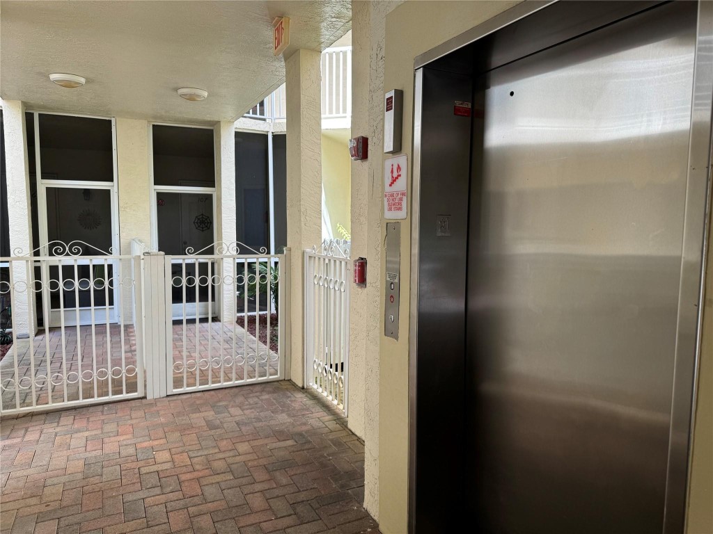 3500 Oaks Clubhouse Dr 204