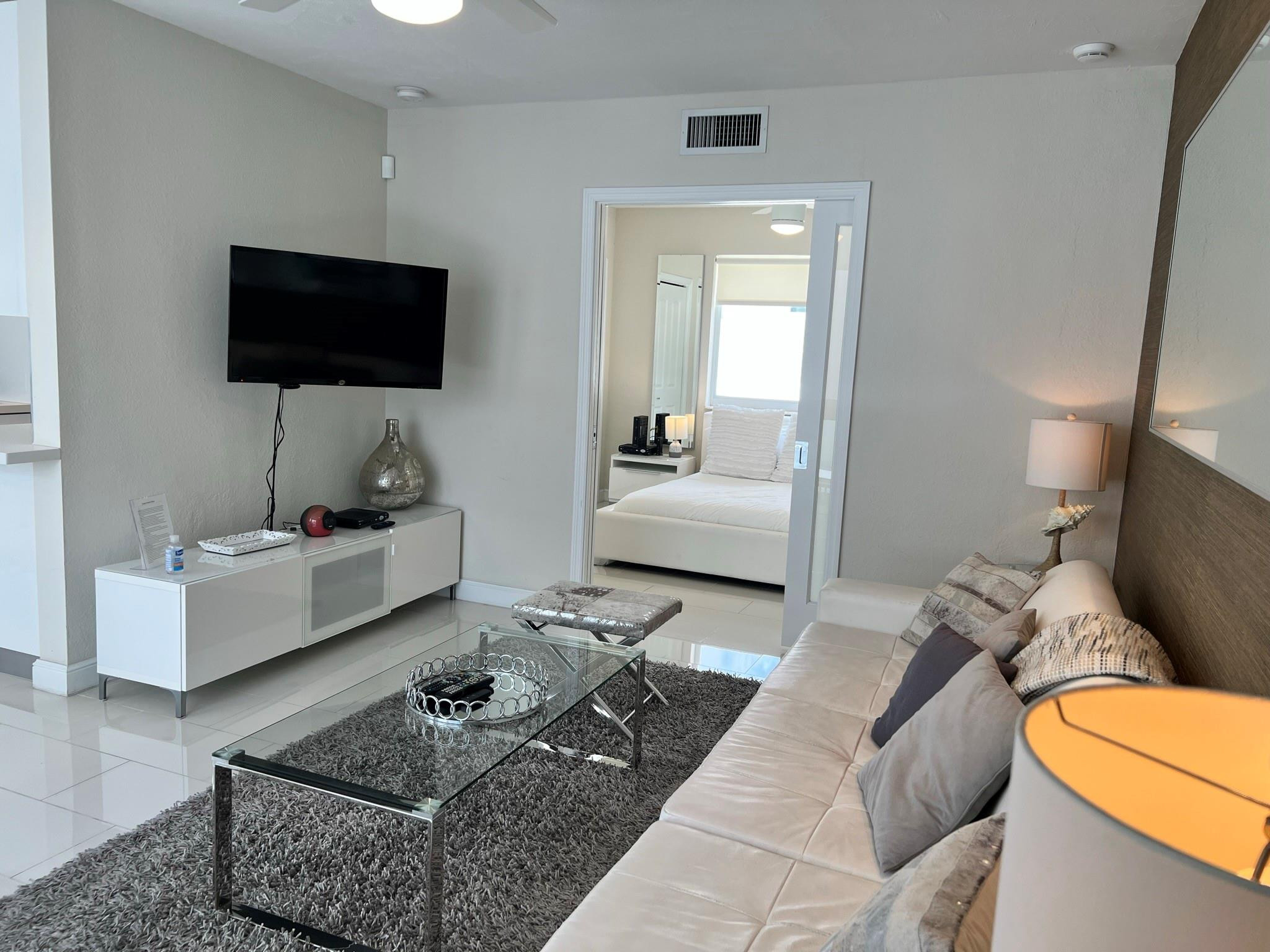 1705 N Riverside Dr 6