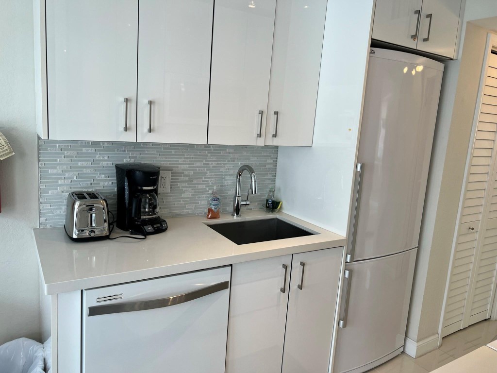 1705 N Riverside Dr 6