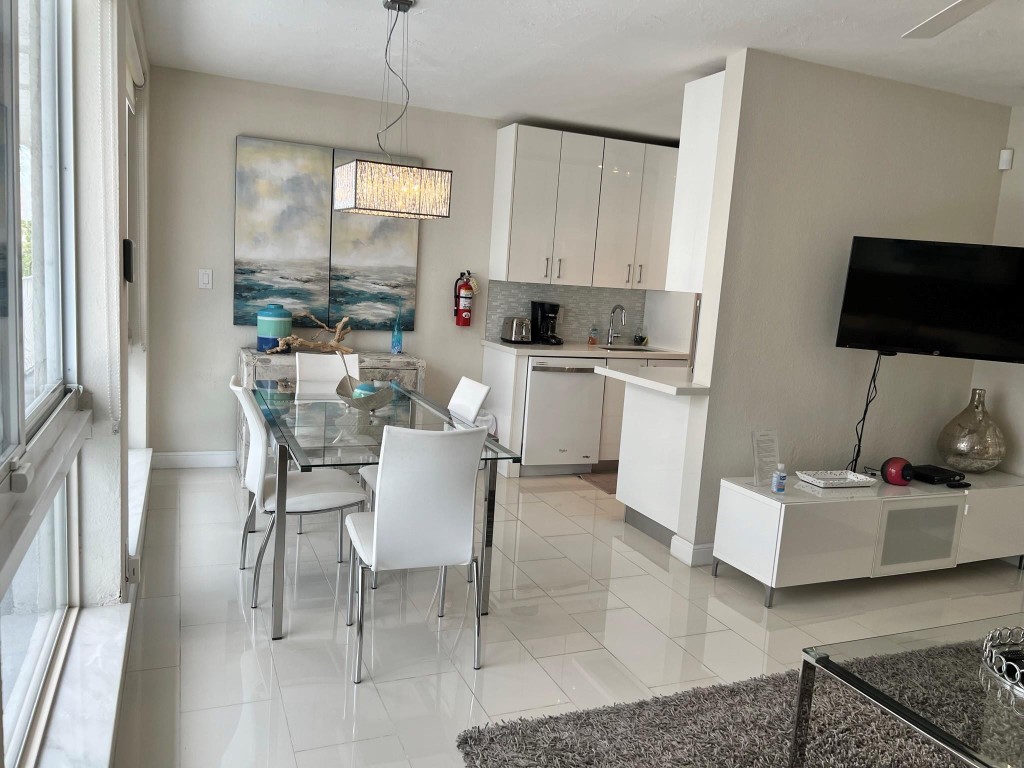 1705 N Riverside Dr 6