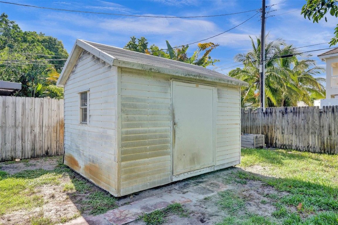 807 SW 18th St