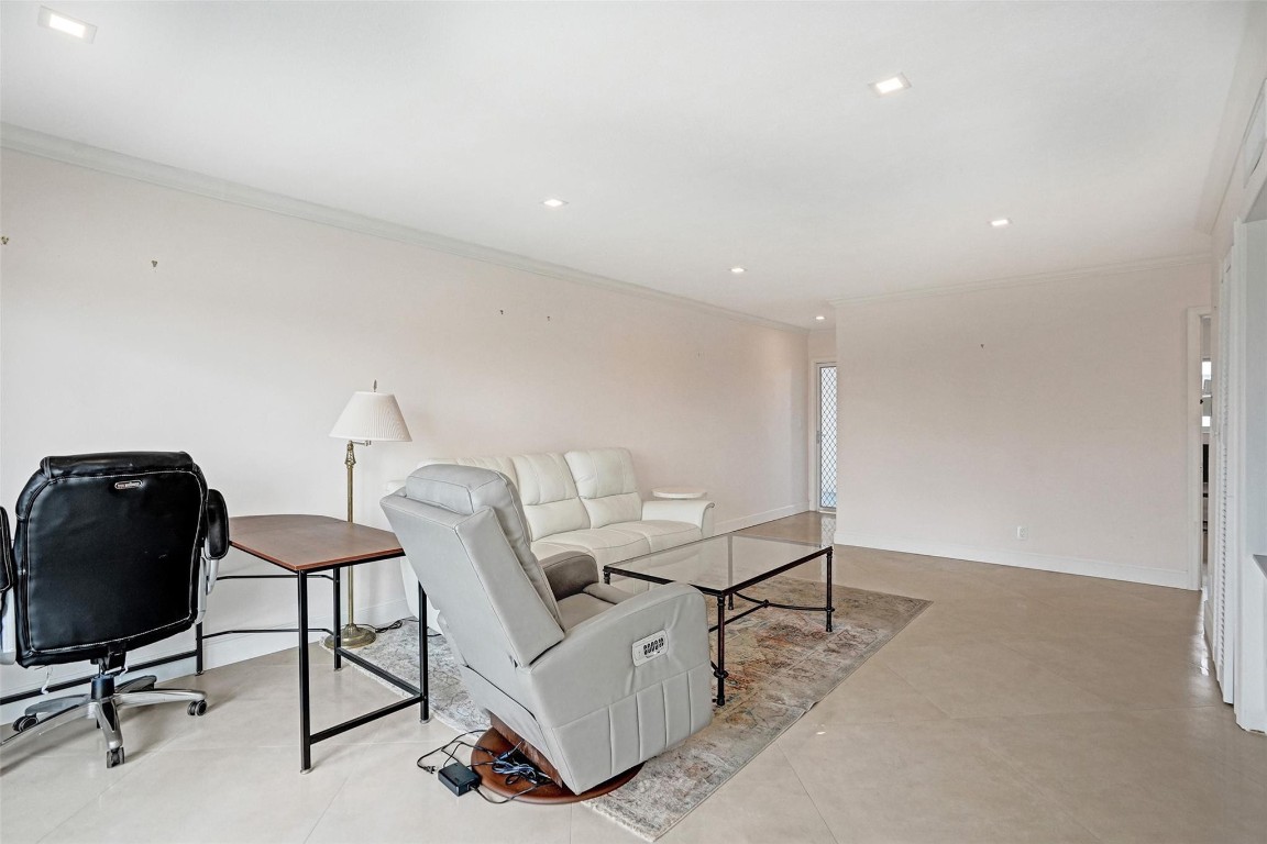 1001 N Riverside Dr 304