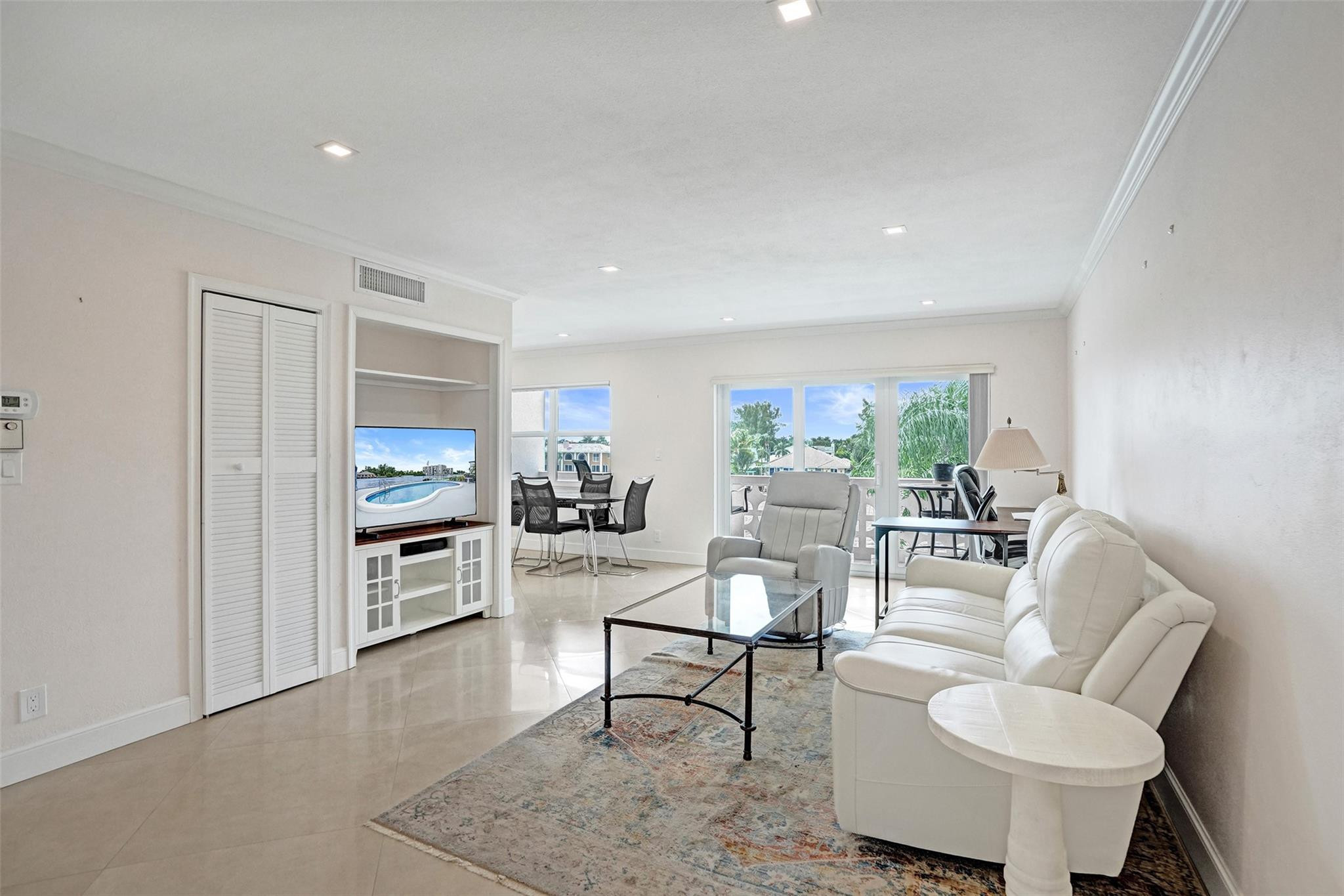 1001 N Riverside Dr 304