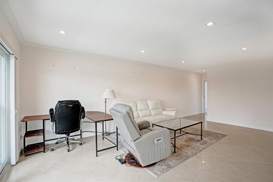 1001 N Riverside Dr 304