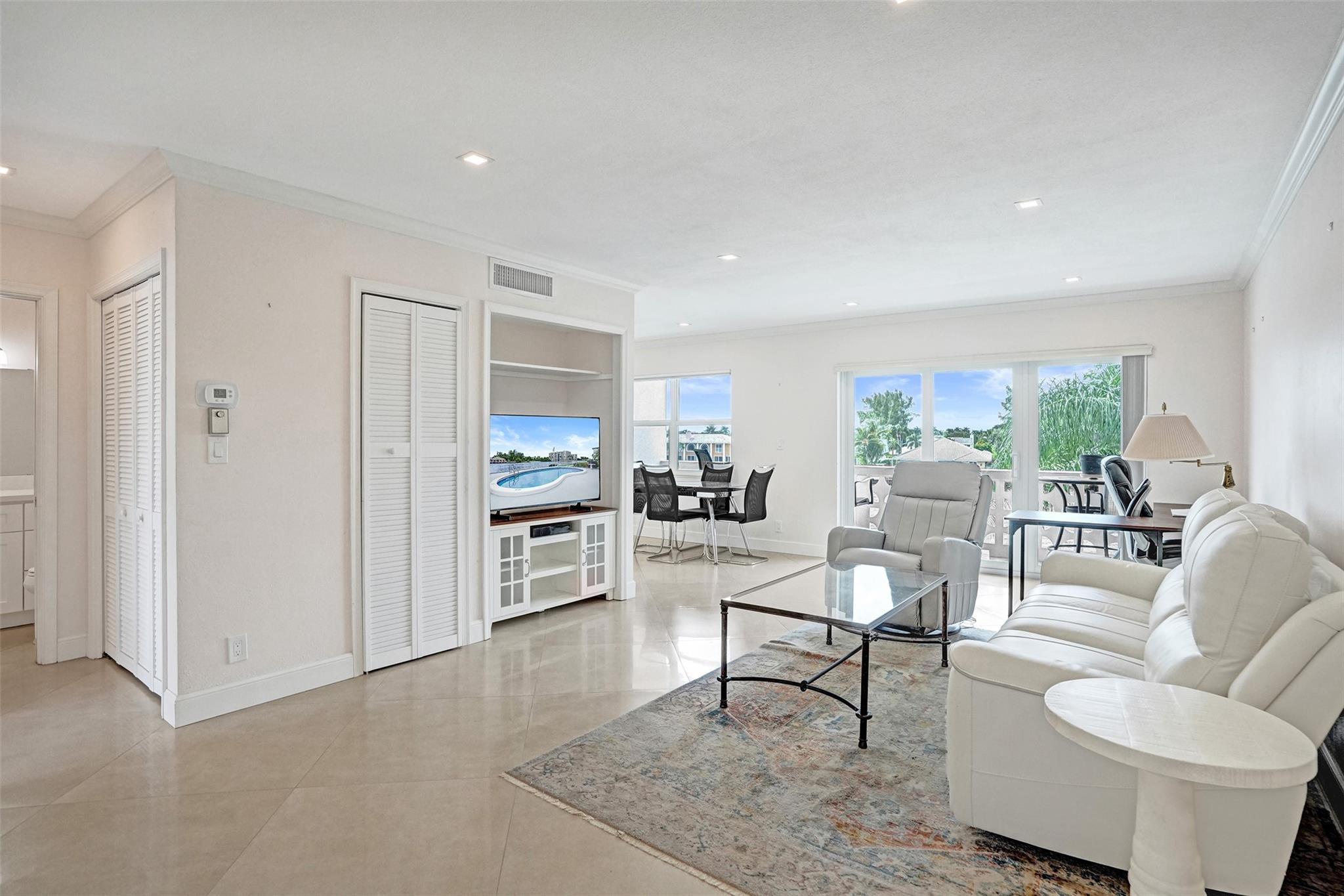 1001 N Riverside Dr 304