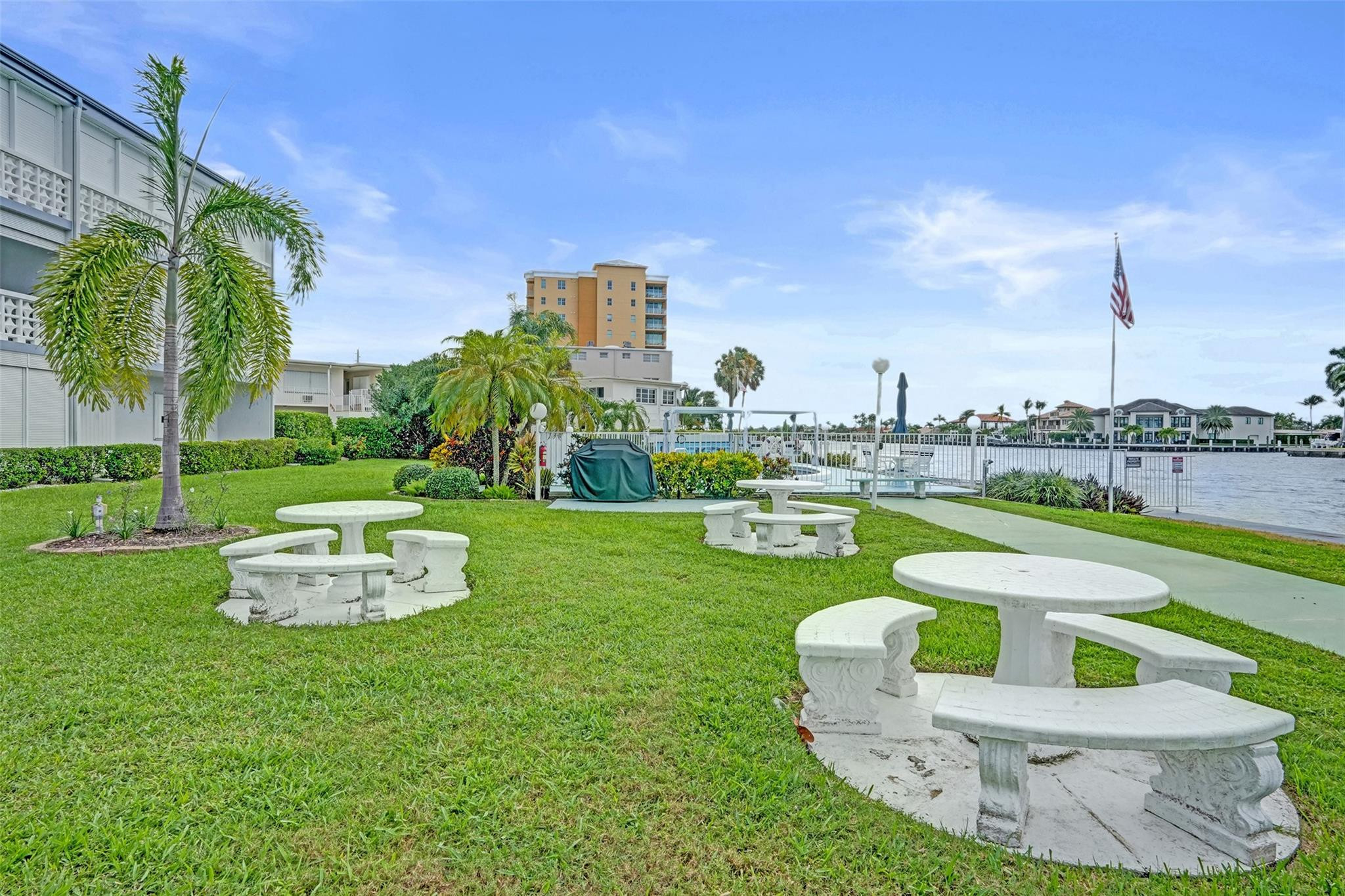 1001 N Riverside Dr 304