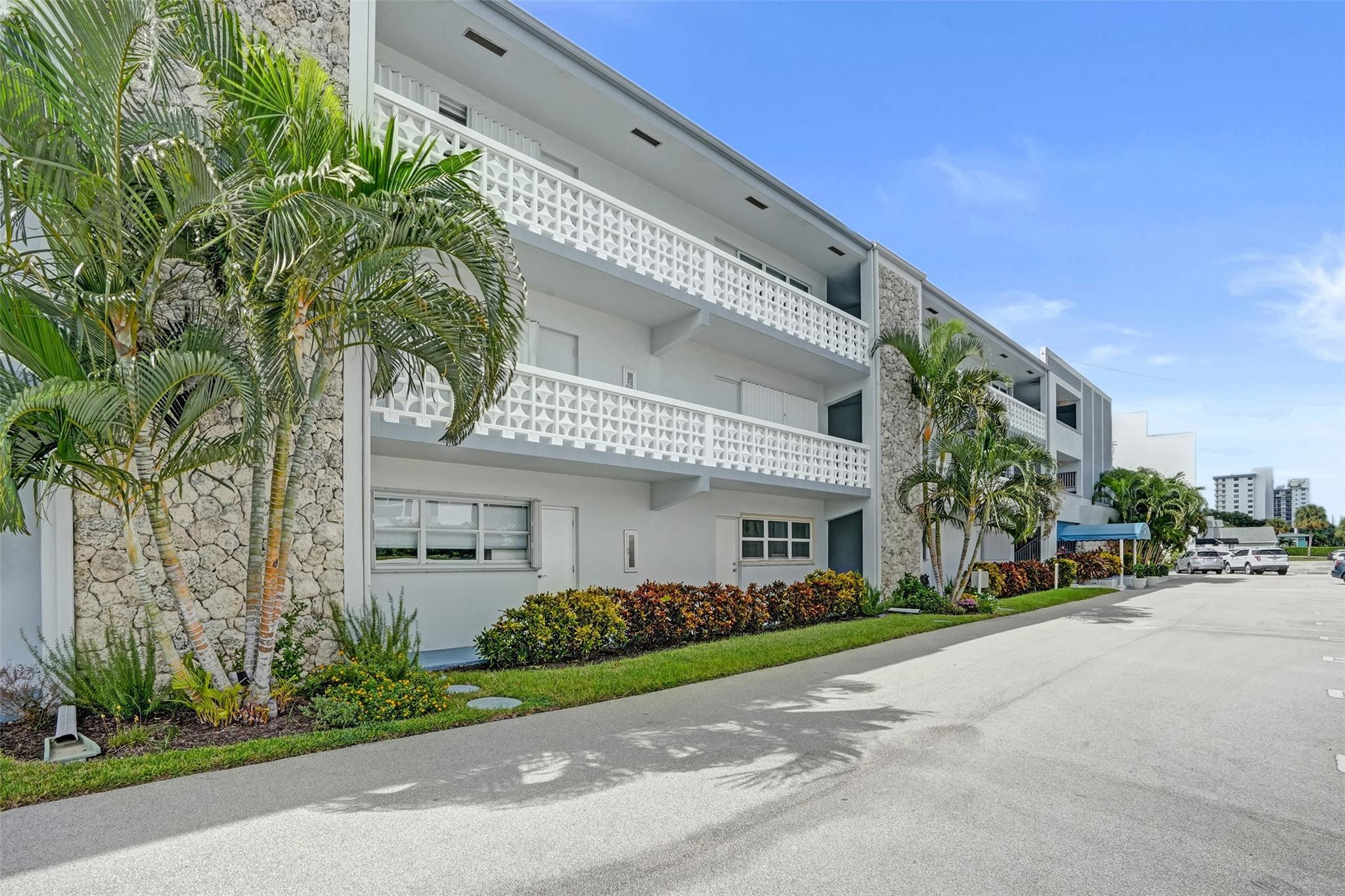 1001 N Riverside Dr 304