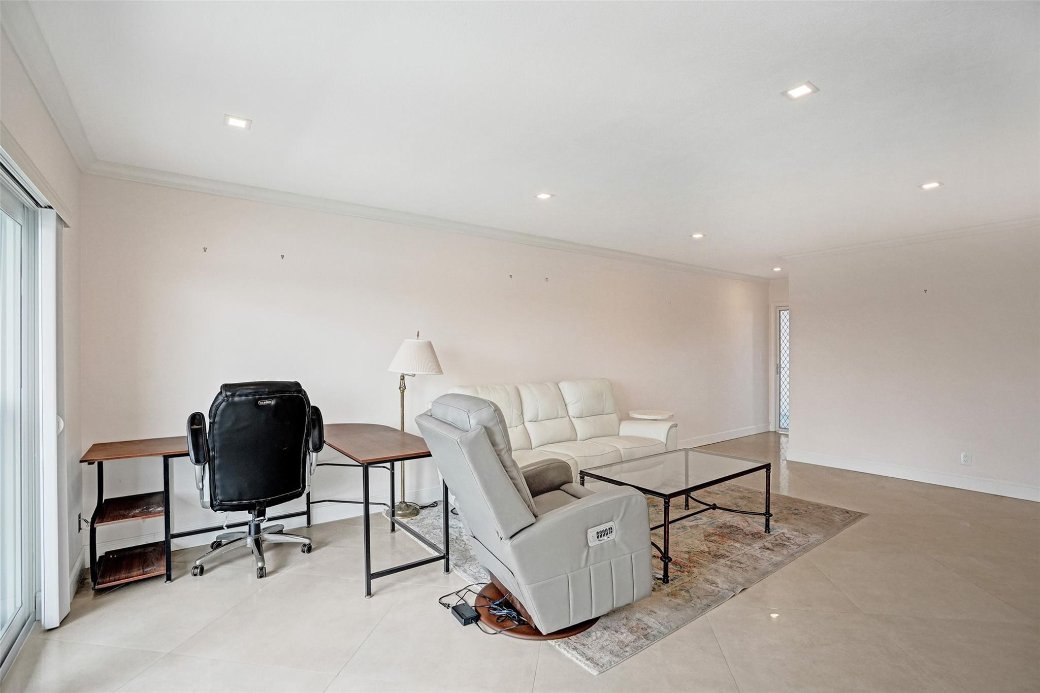 1001 N Riverside Dr 304