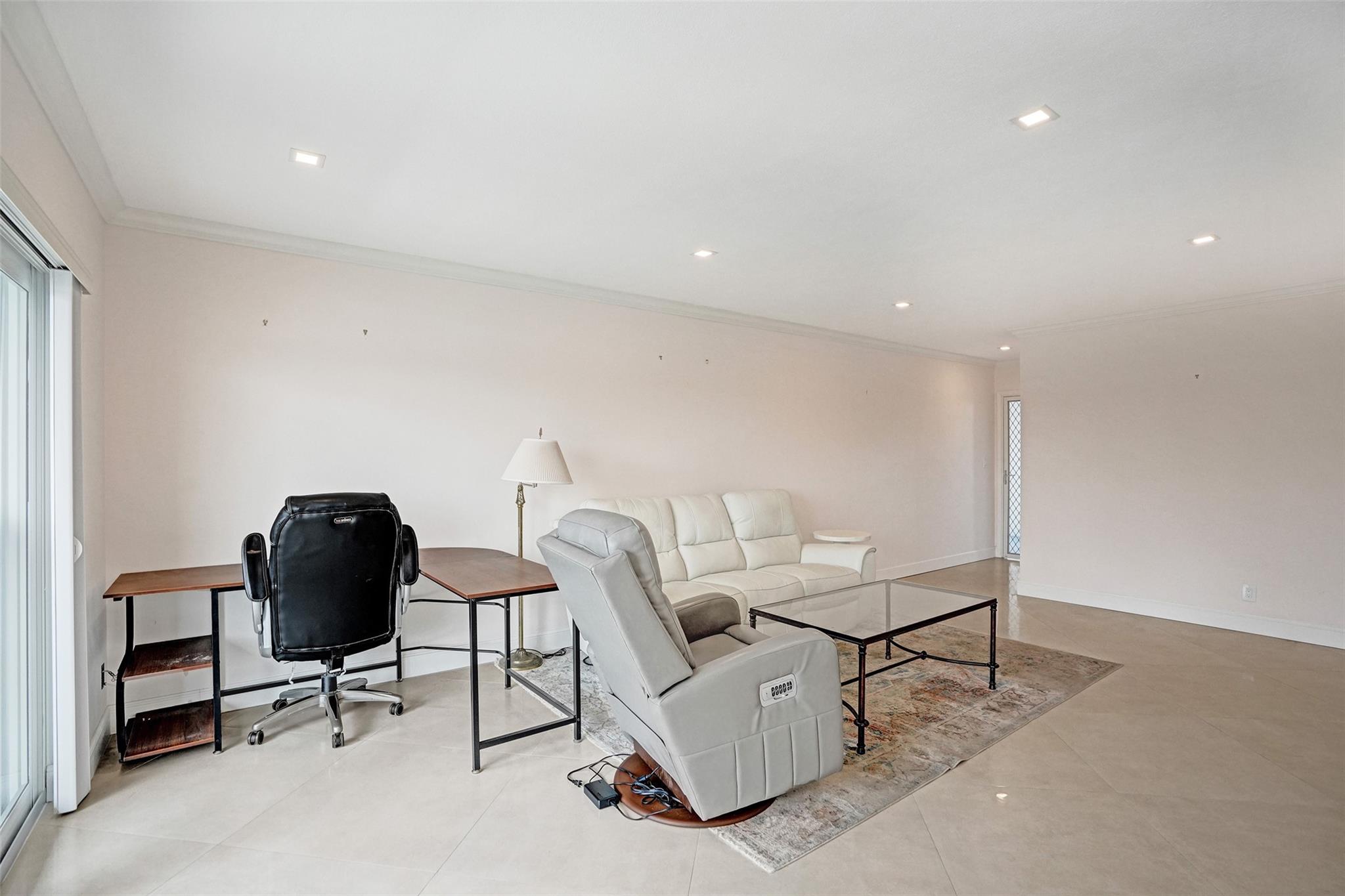 1001 N Riverside Dr 304