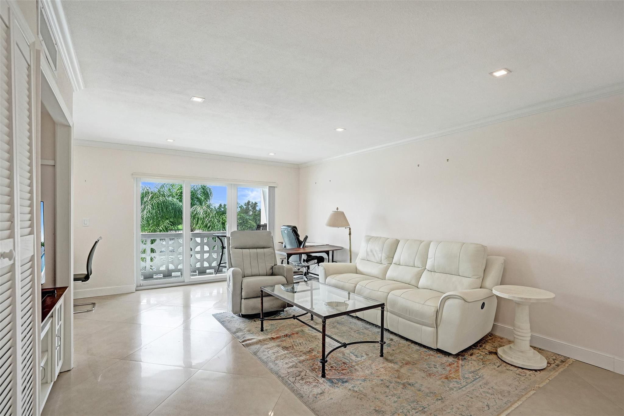 1001 N Riverside Dr 304