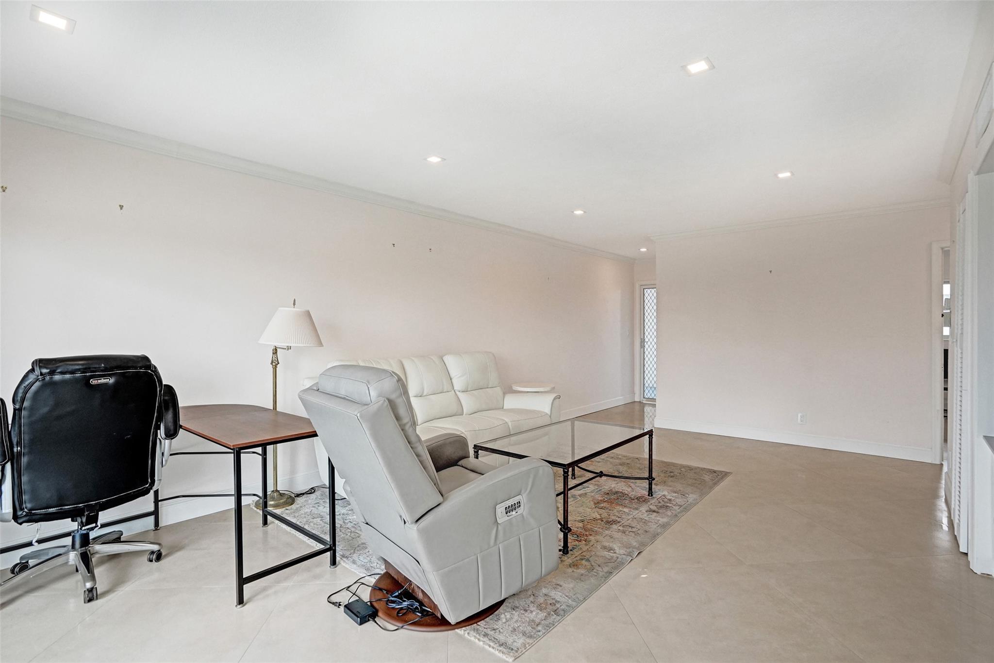 1001 N Riverside Dr 304