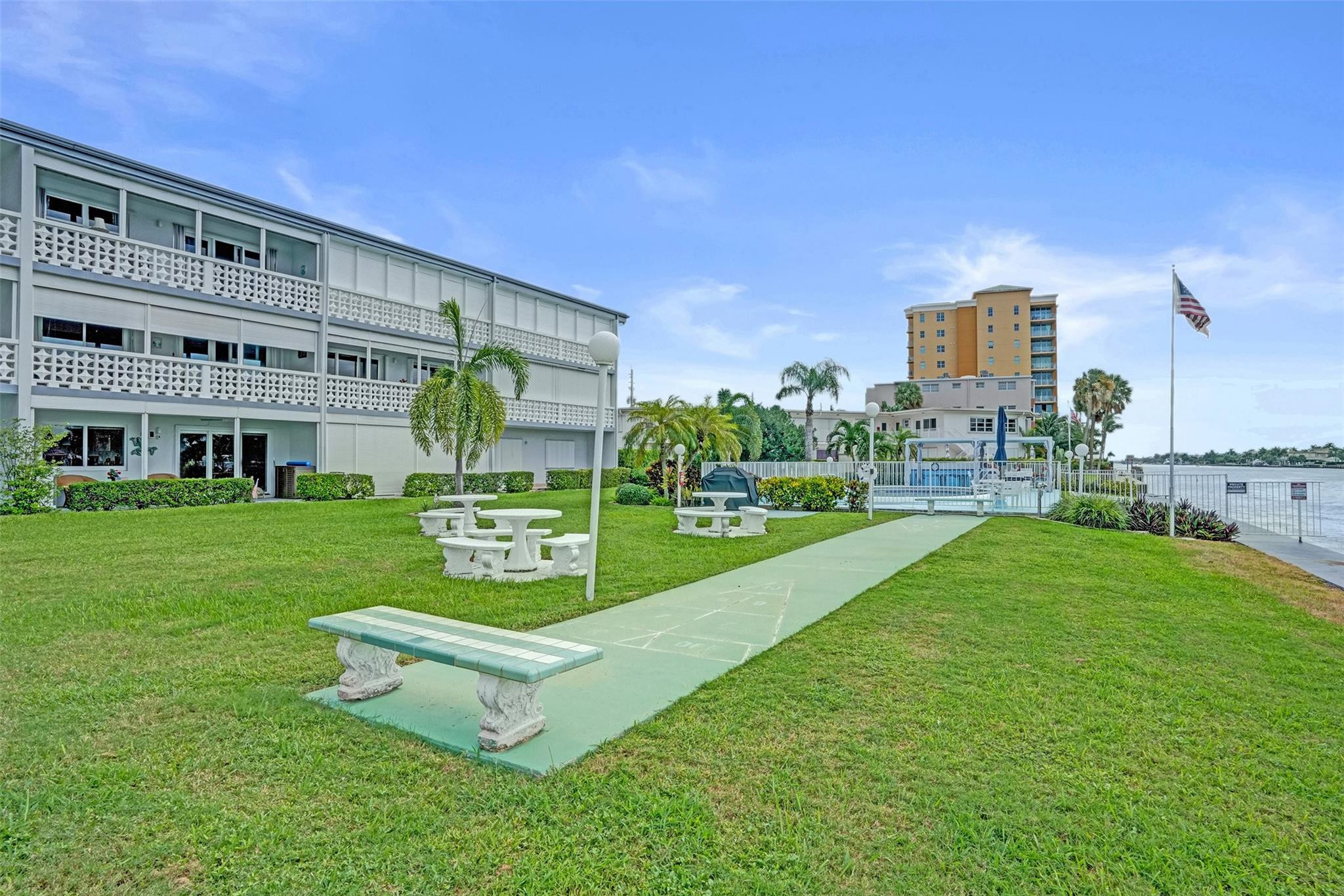 1001 N Riverside Dr 304