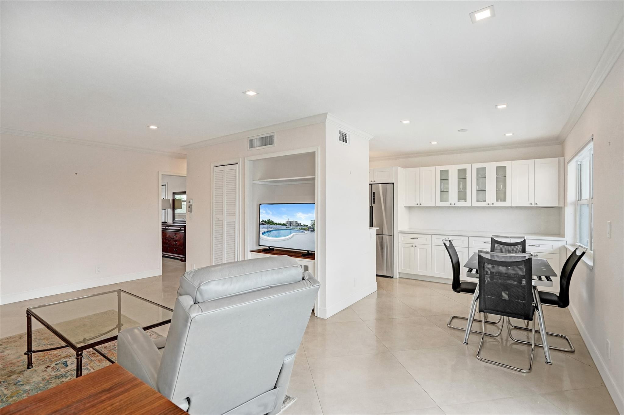 1001 N Riverside Dr 304