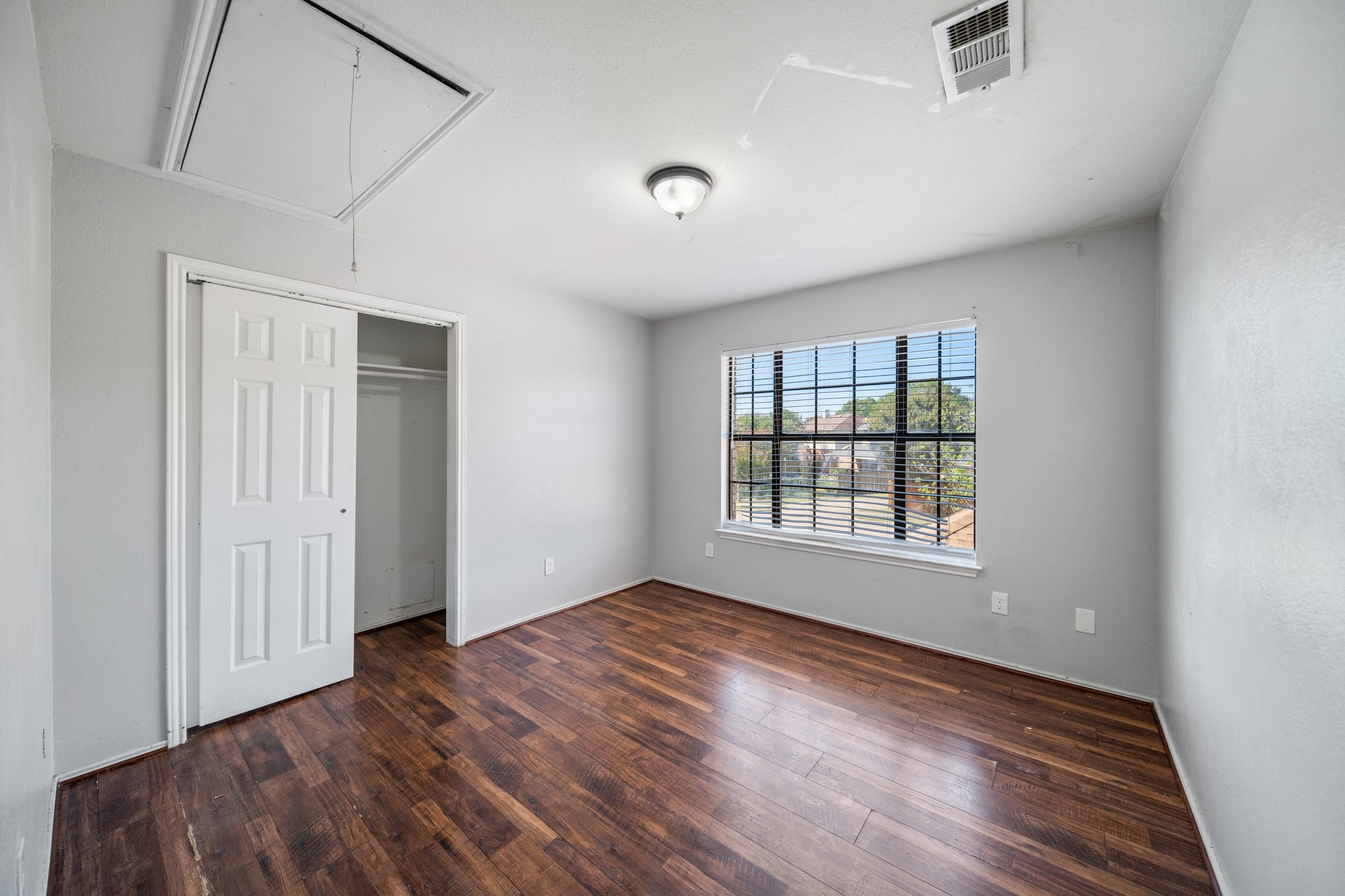 527 Meadowcreek Drive