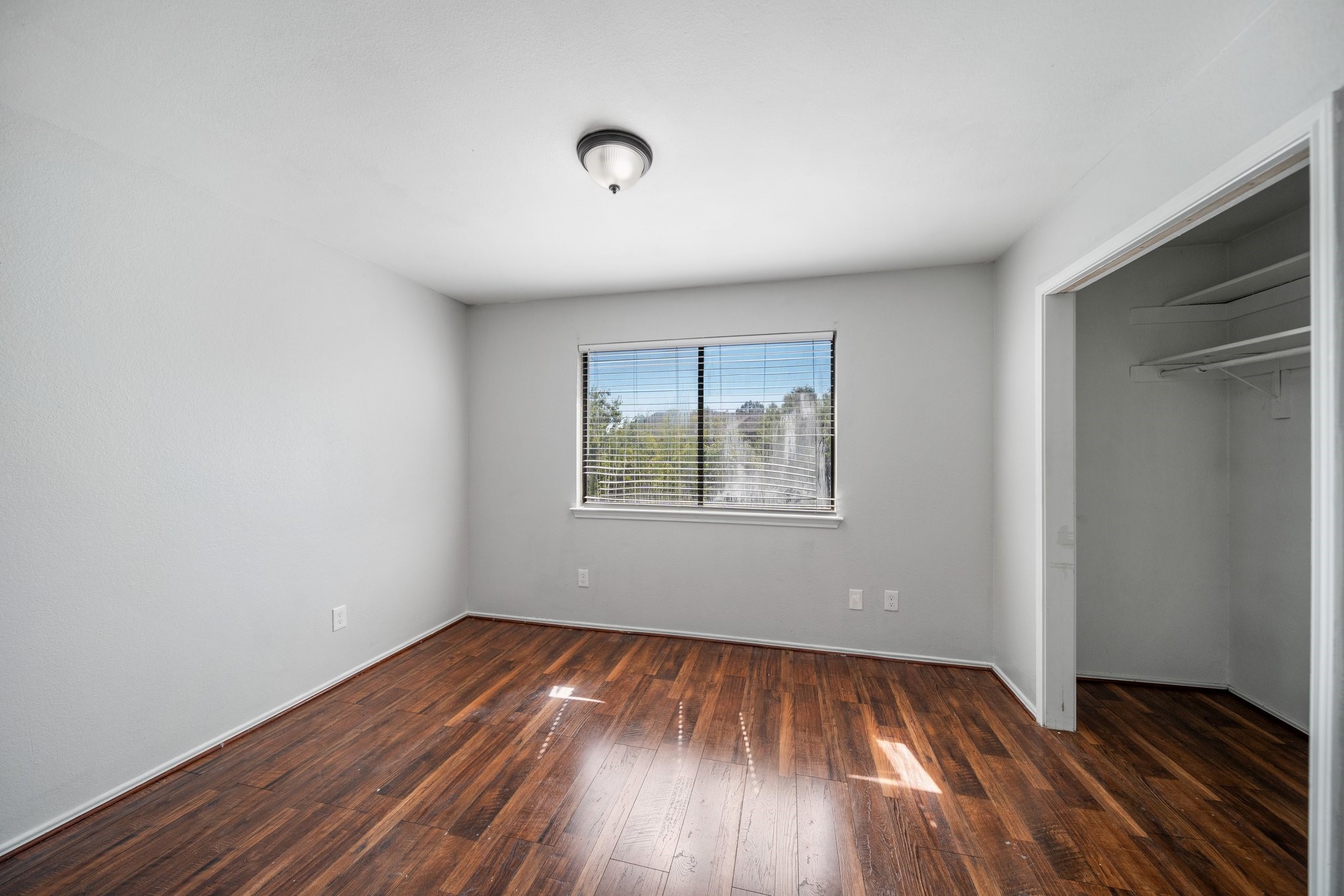 527 Meadowcreek Drive