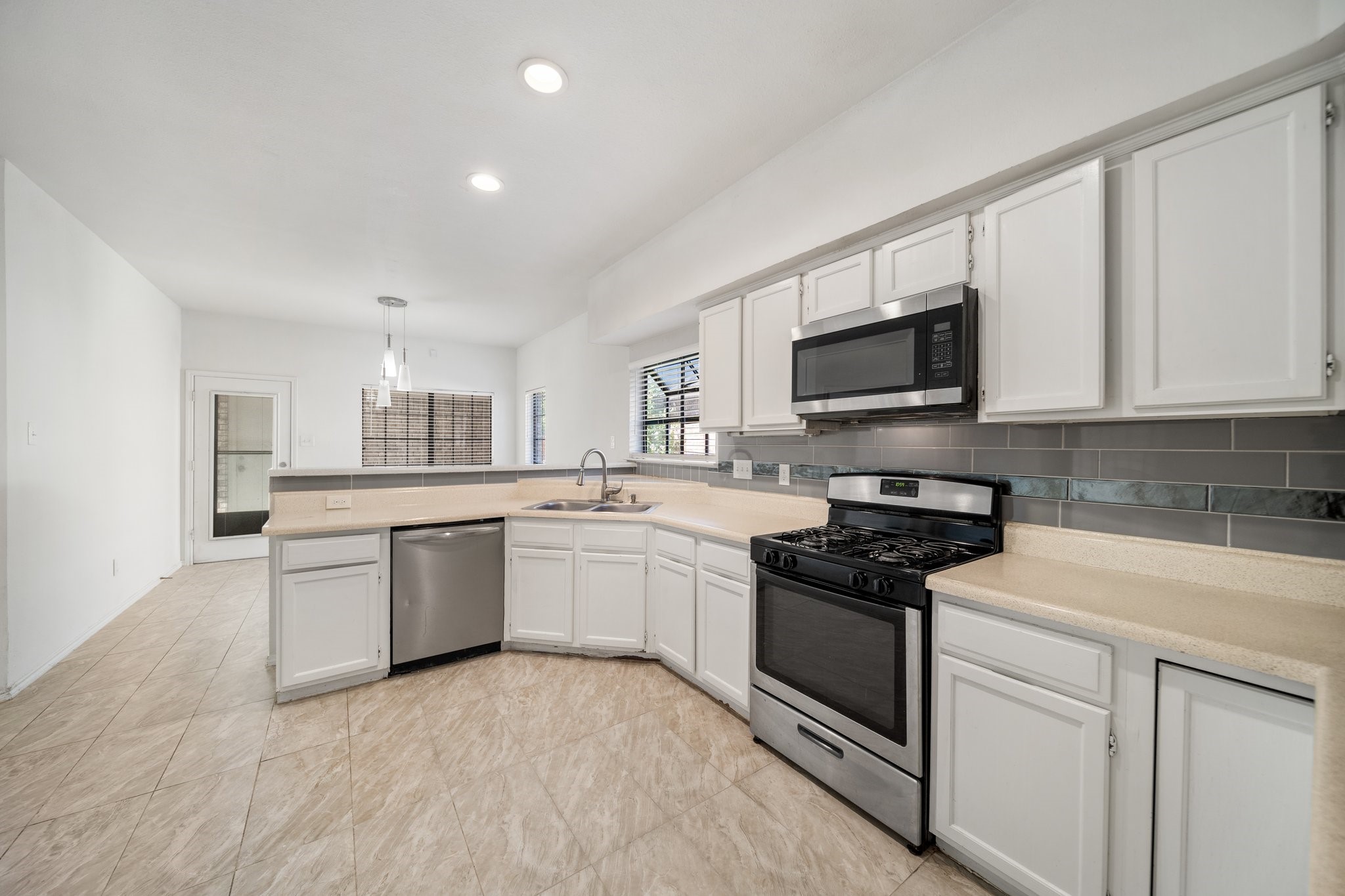 527 Meadowcreek Drive