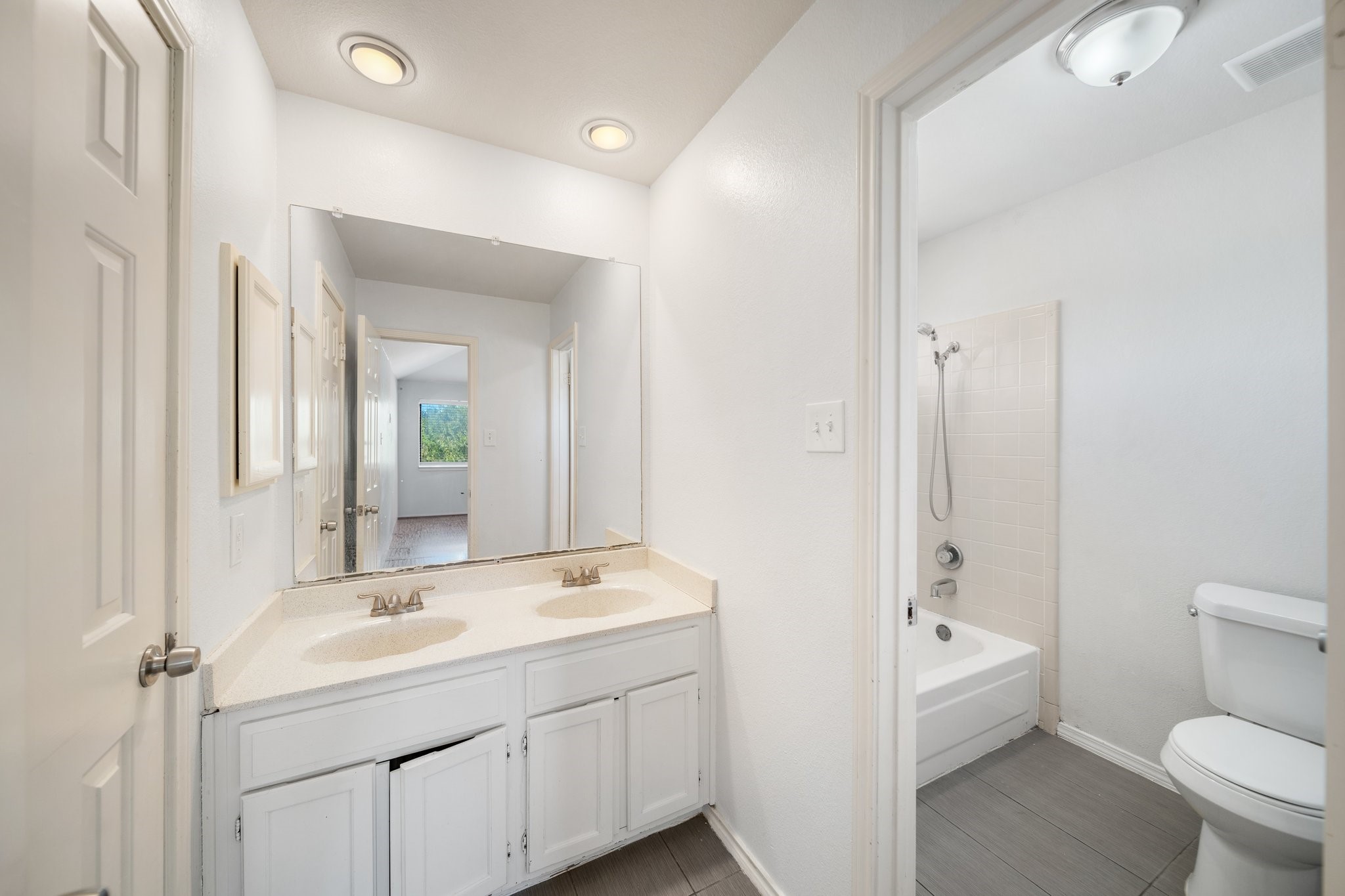 527 Meadowcreek Drive