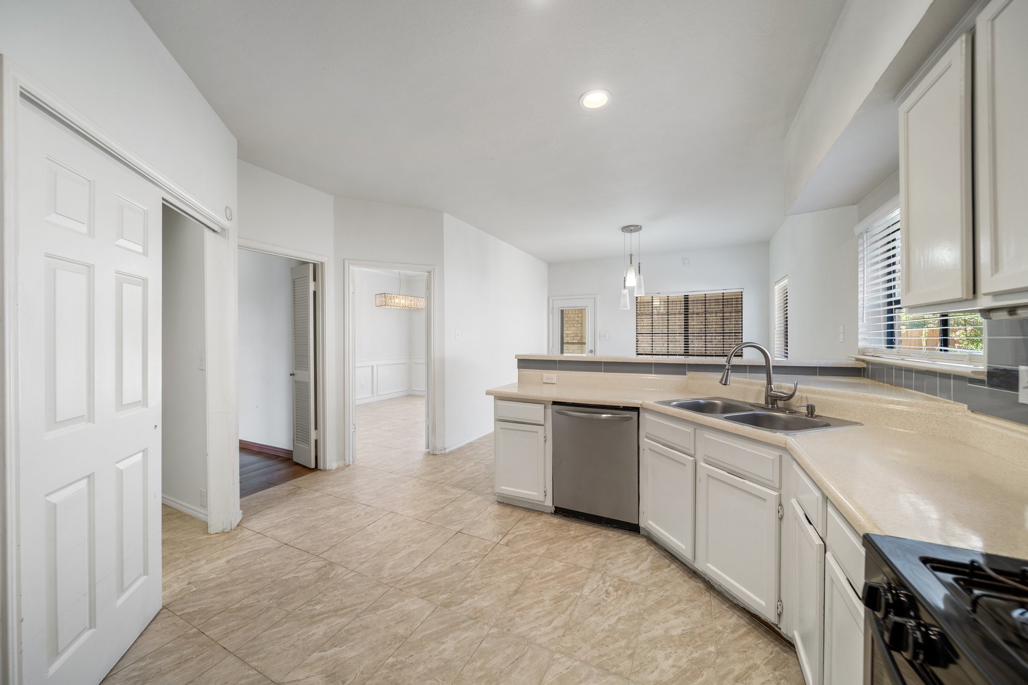 527 Meadowcreek Drive