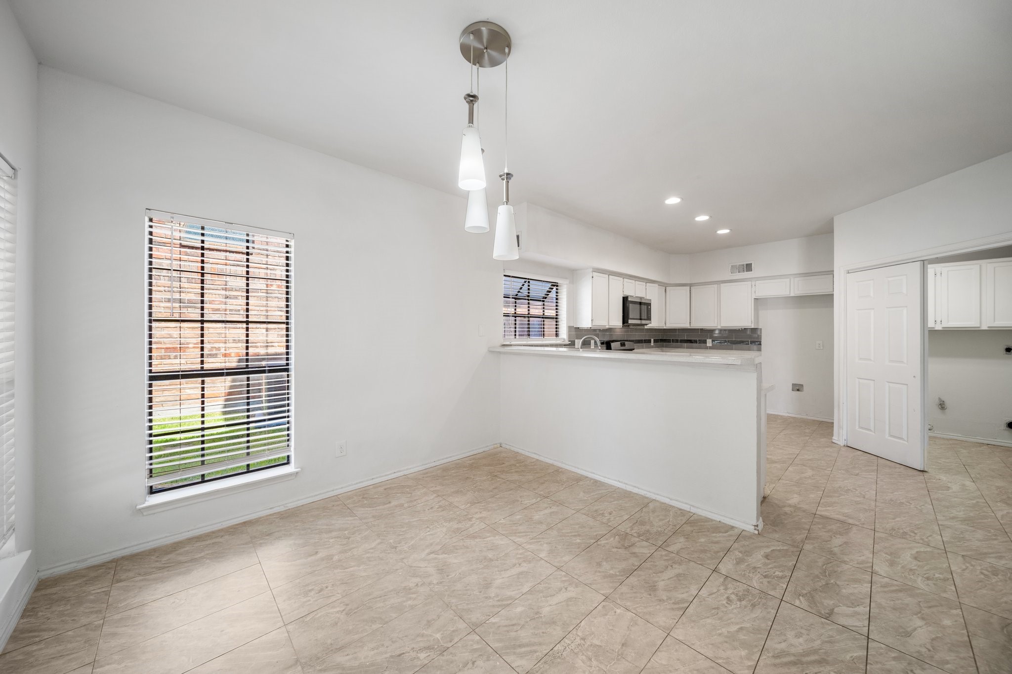 527 Meadowcreek Drive