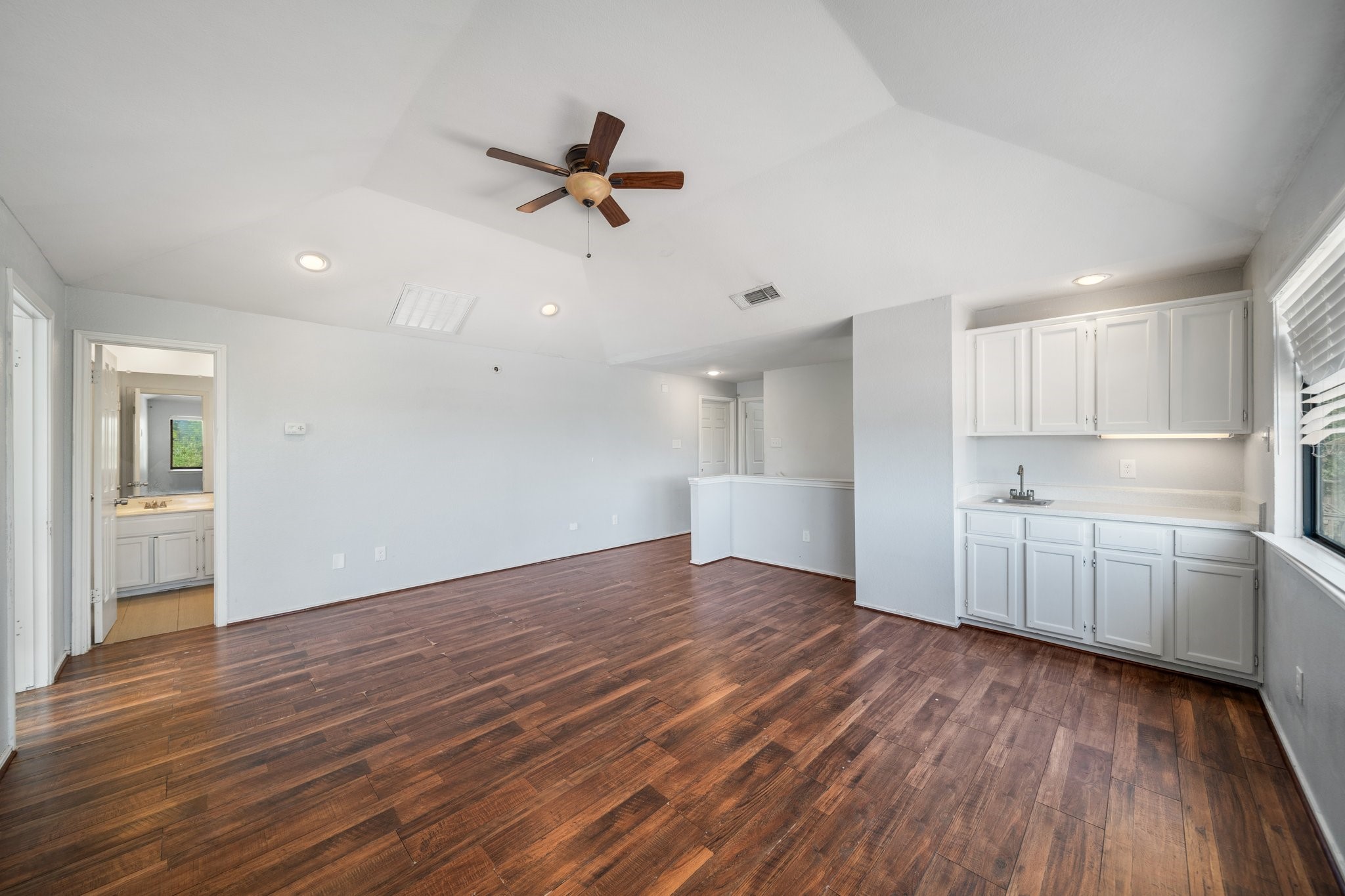 527 Meadowcreek Drive