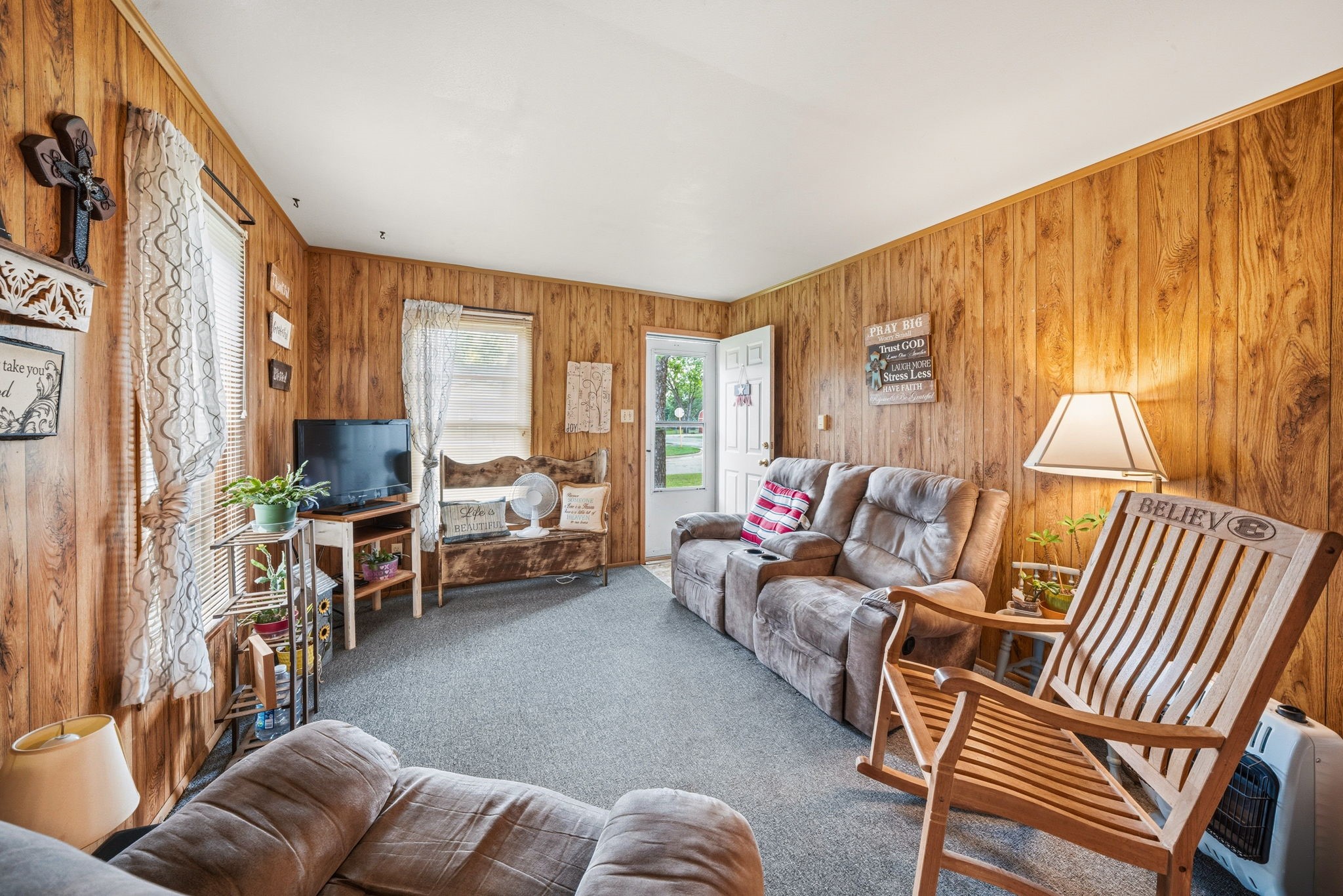 909 S Carlton Street