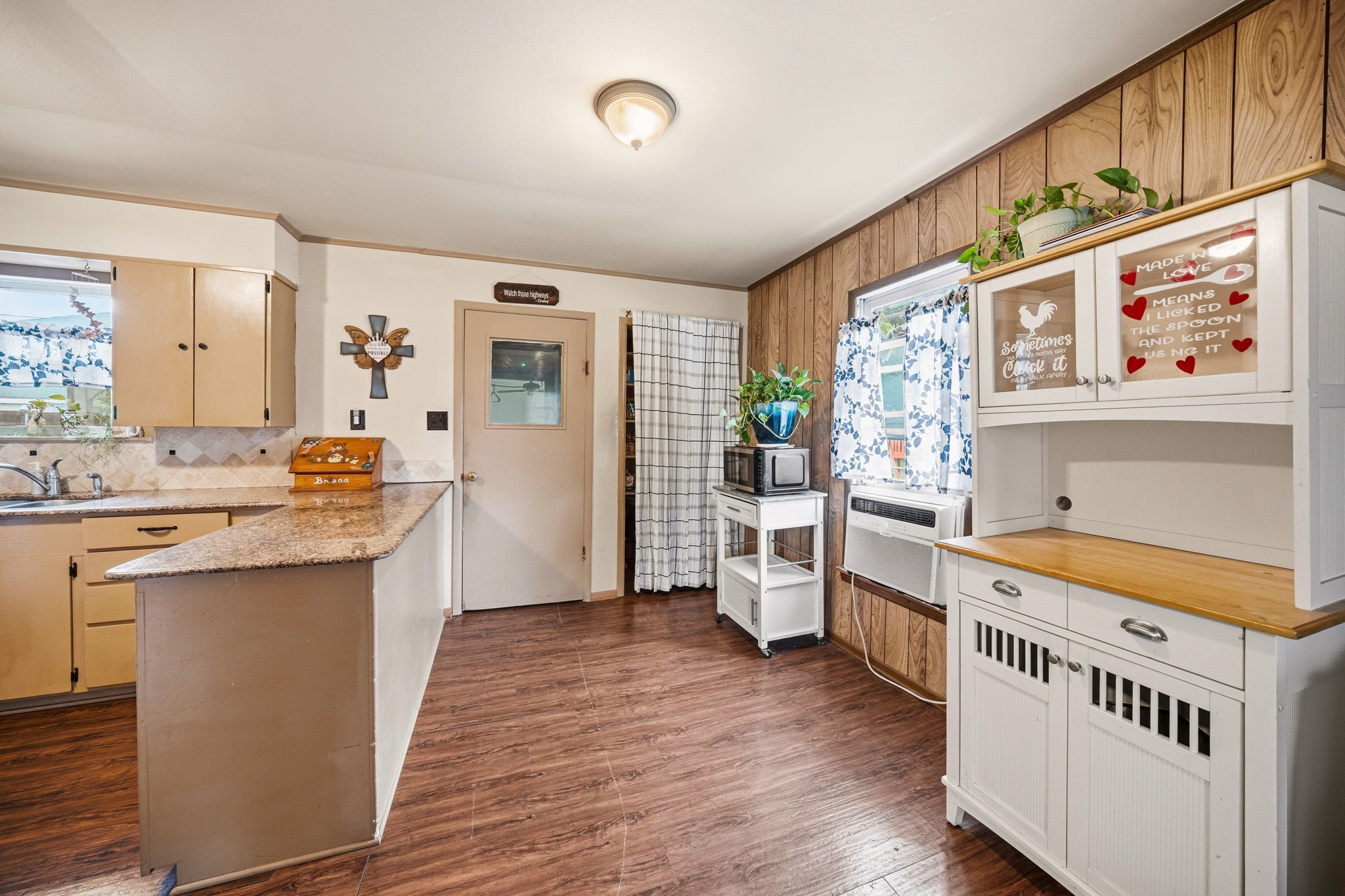 909 S Carlton Street