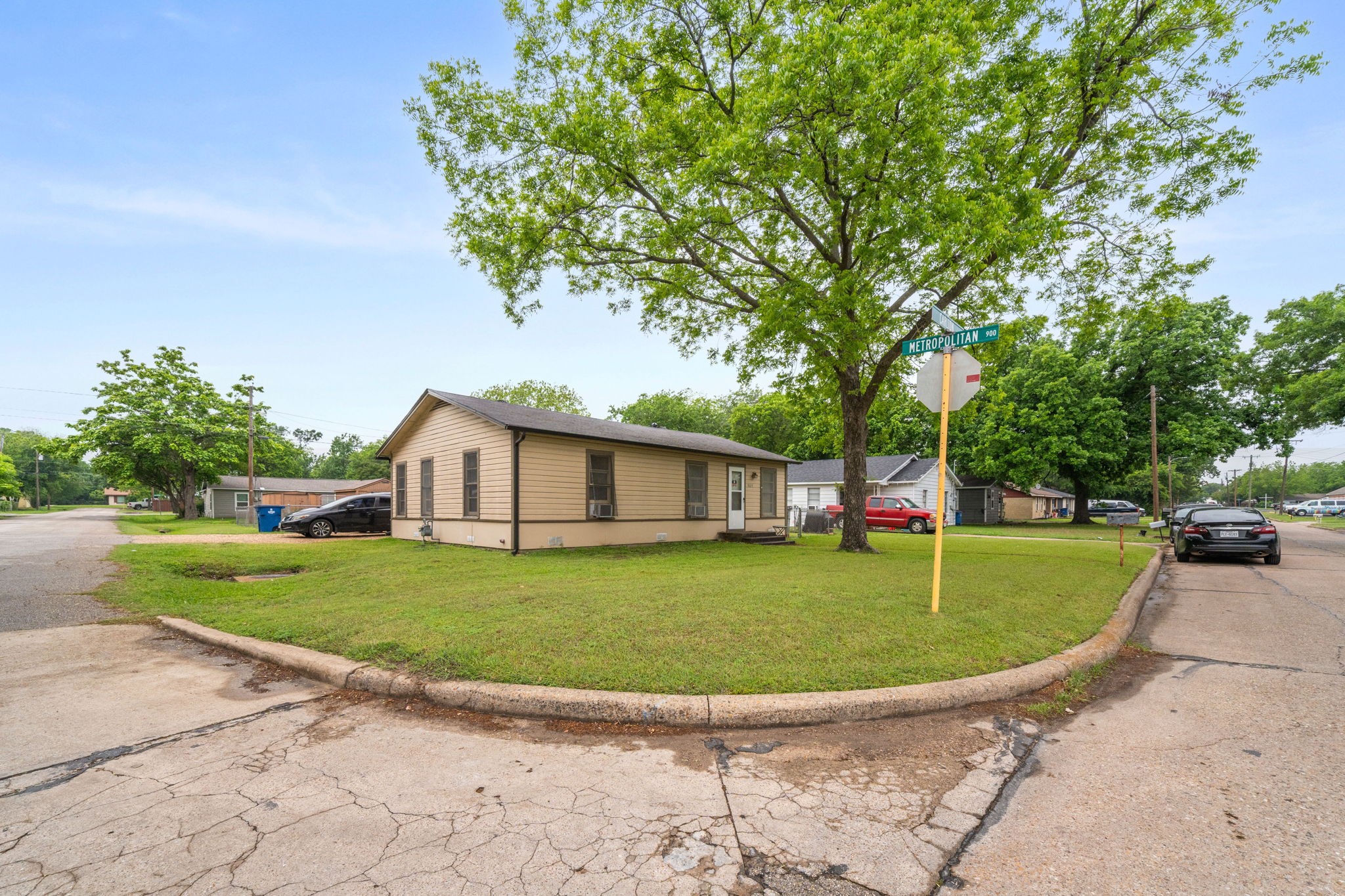 909 S Carlton Street