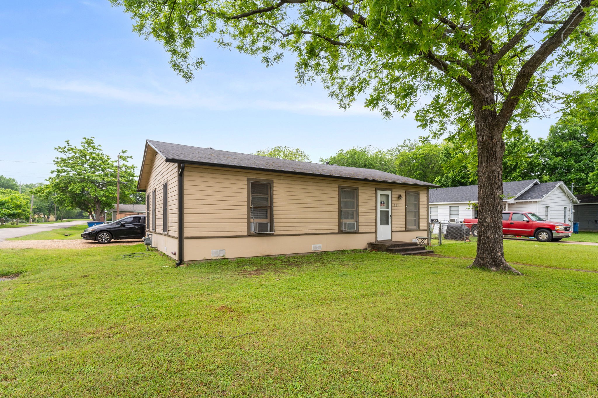 909 S Carlton Street