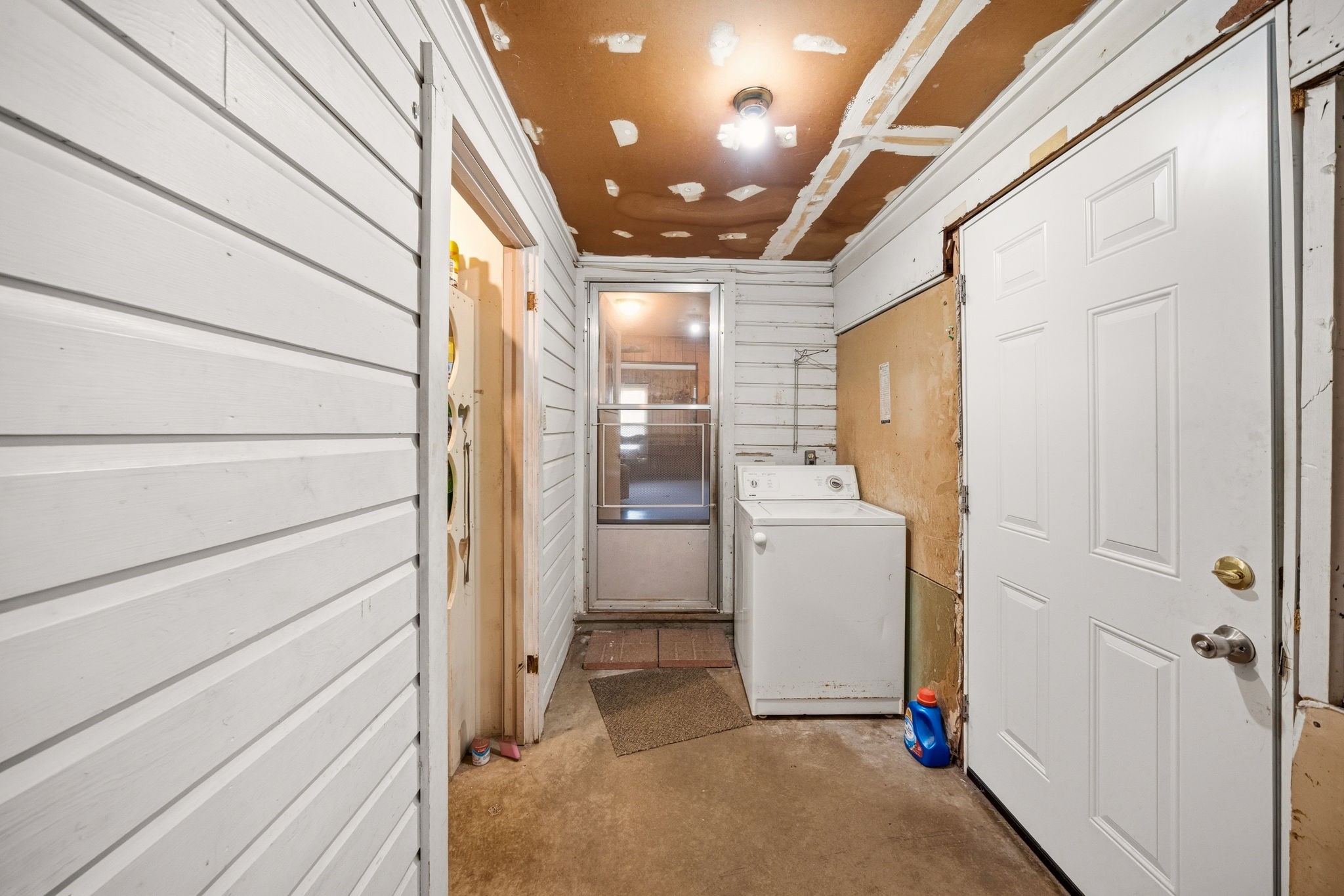 909 S Carlton Street