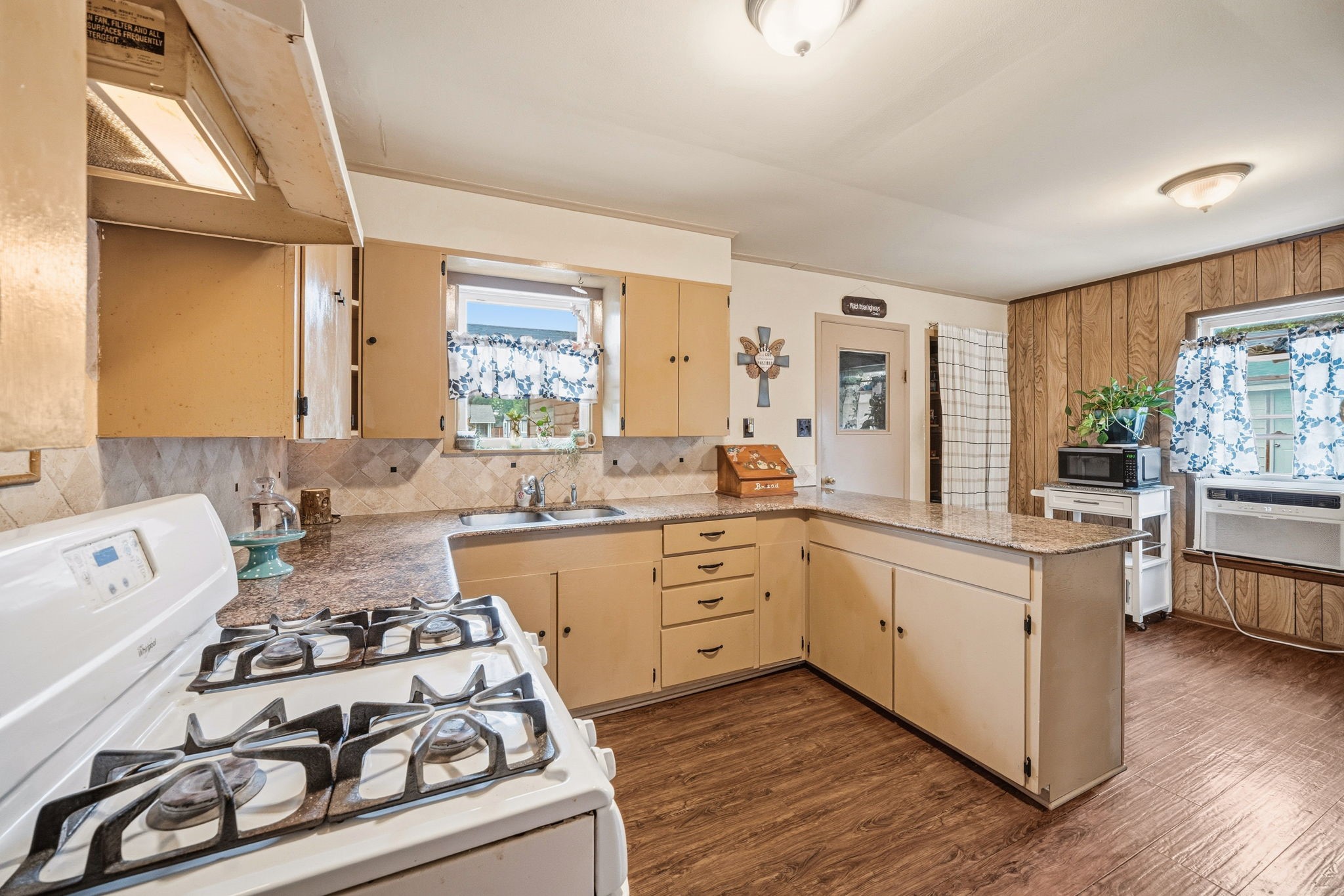 909 S Carlton Street