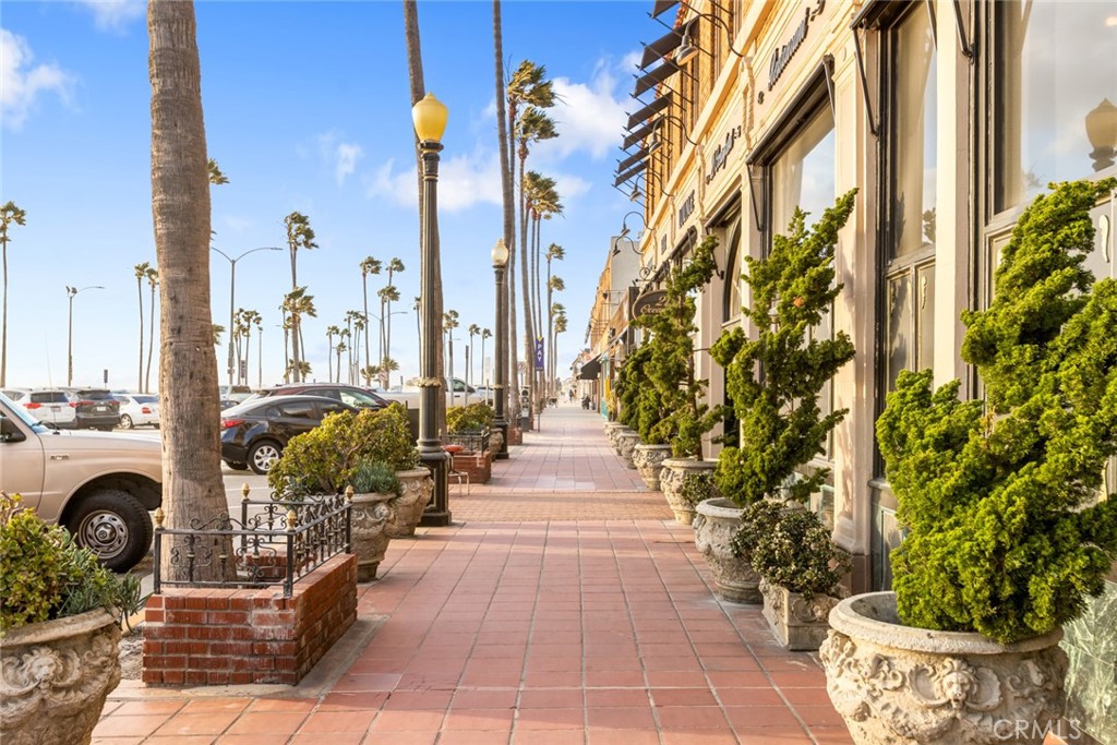 713 W Balboa Boulevard