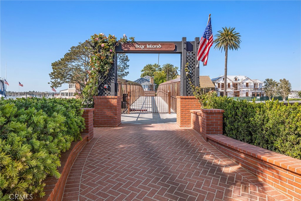22 Bay Island