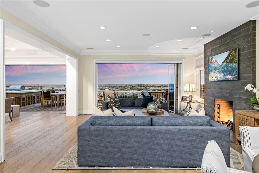 1217 E Balboa Boulevard