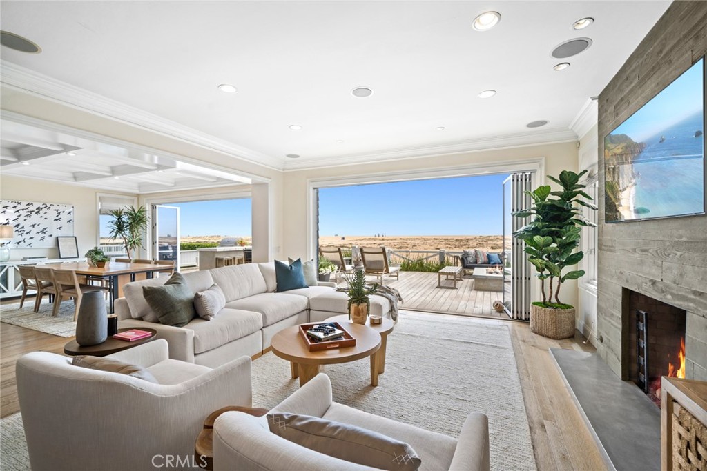 1217 E Balboa Boulevard