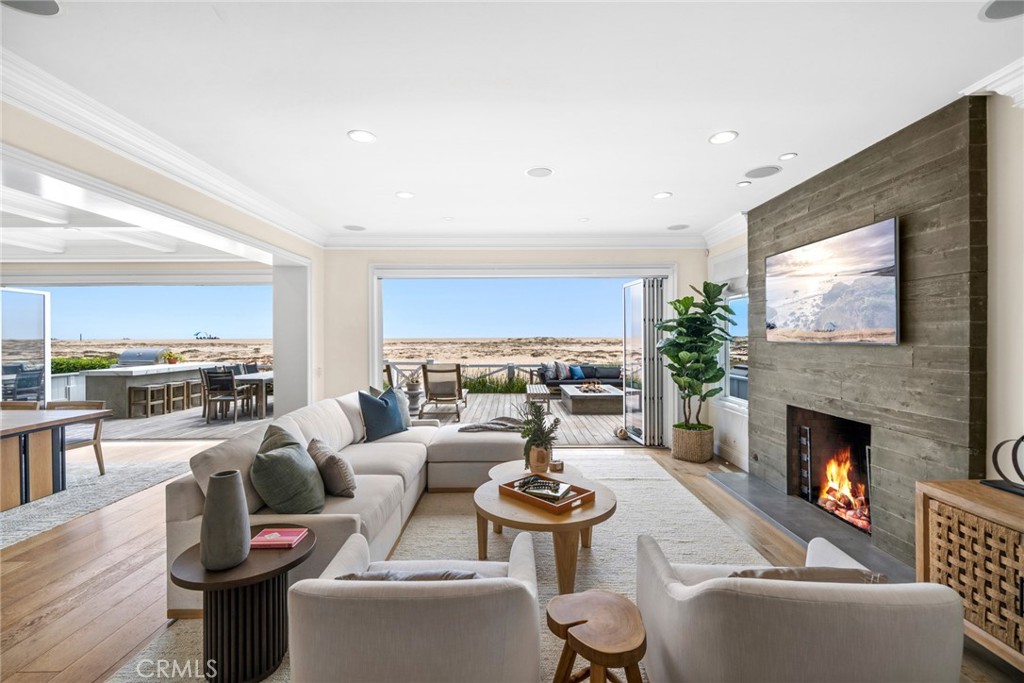 1217 E Balboa Boulevard