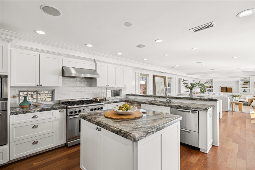 1701 E Balboa Boulevard