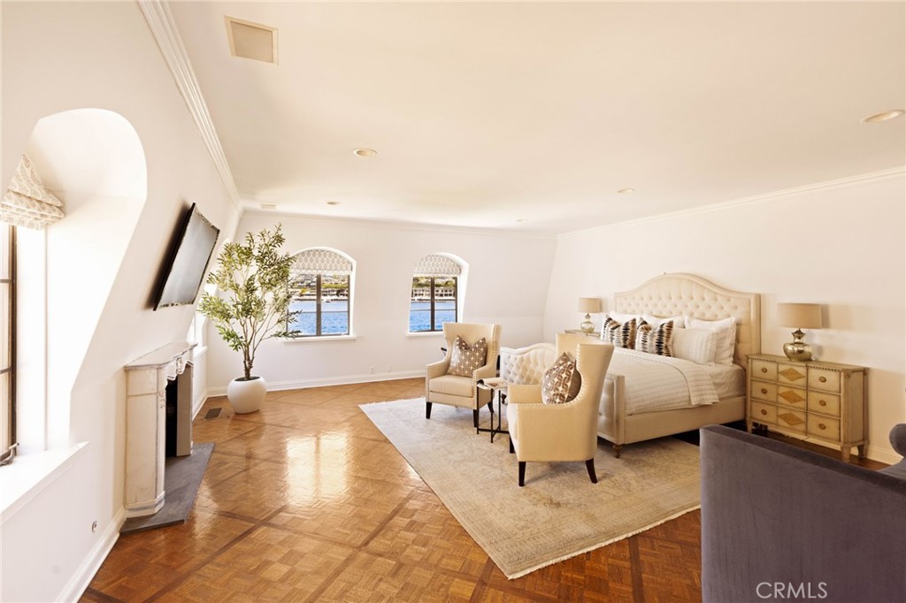 2116 E Balboa Boulevard