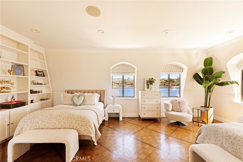 2116 E Balboa Boulevard